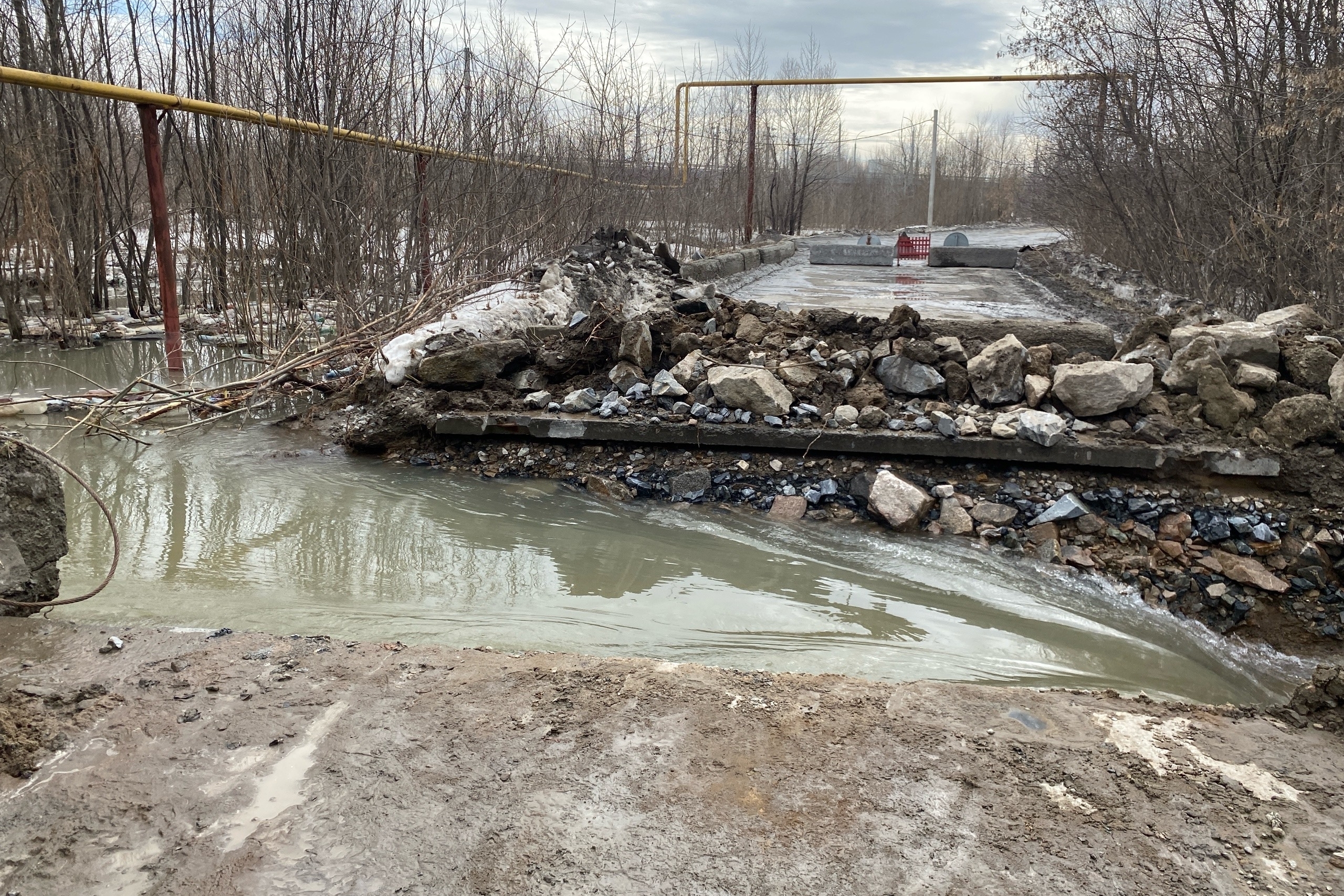 Дорогу у ЖК «Европейский берег» разрыли для пропуска воды в Плющиху
