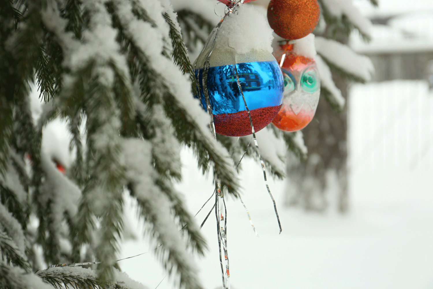 МЧС запретило новосибирцам украшать подъезды мишурой