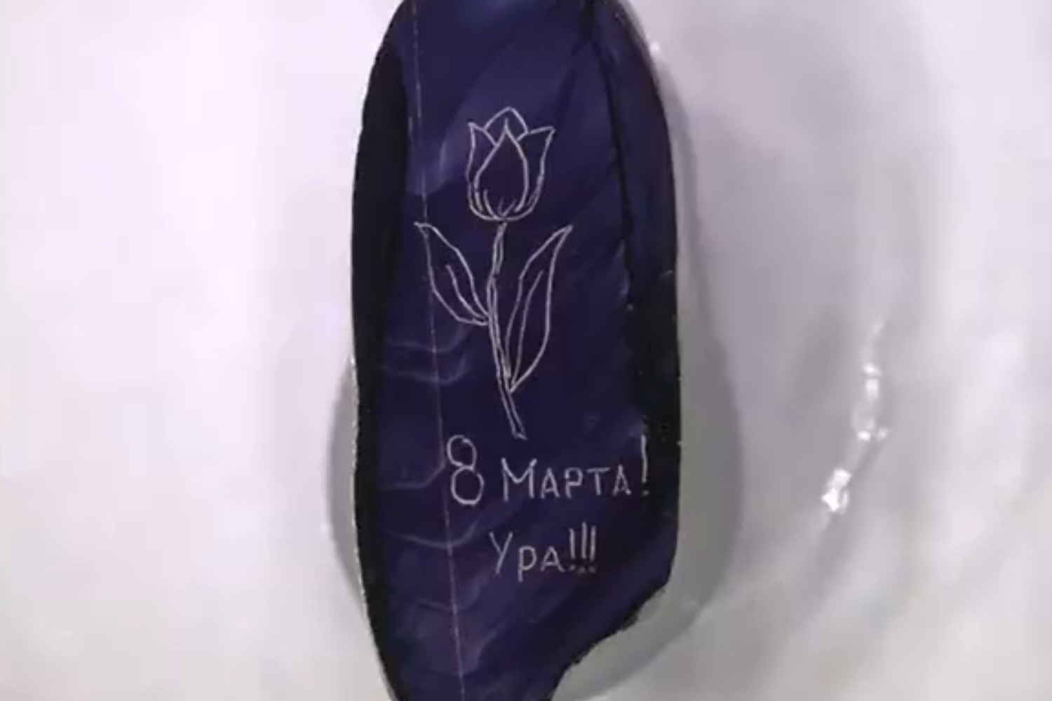 Новосибирец нарисовал открытку к 8 Марта на рисовом зёрнышке