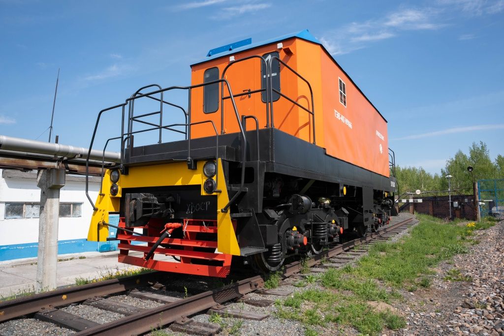 Вагонотолкатель весом 90 тонн прибыл на ТЭЦ-5 в Новосибирске