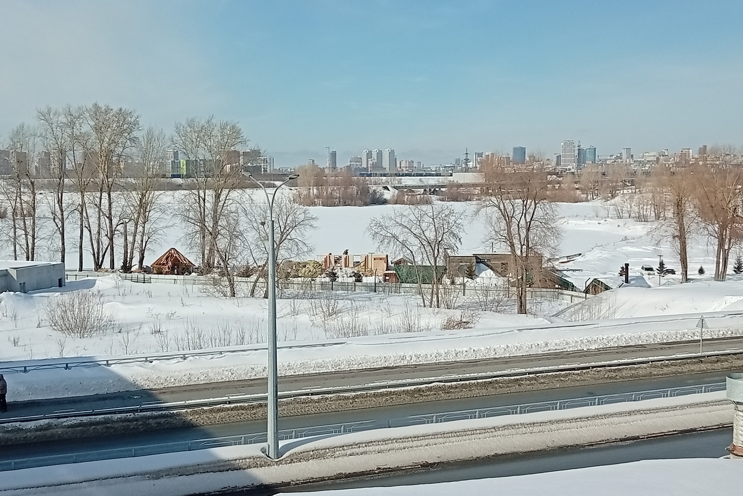 В Новосибирске у городского пляжа сносят базу отдыха «Пикниковый рай»