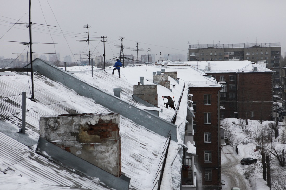 Оcвободить от снега все скатные кровли до конца недели потребовал мэр
