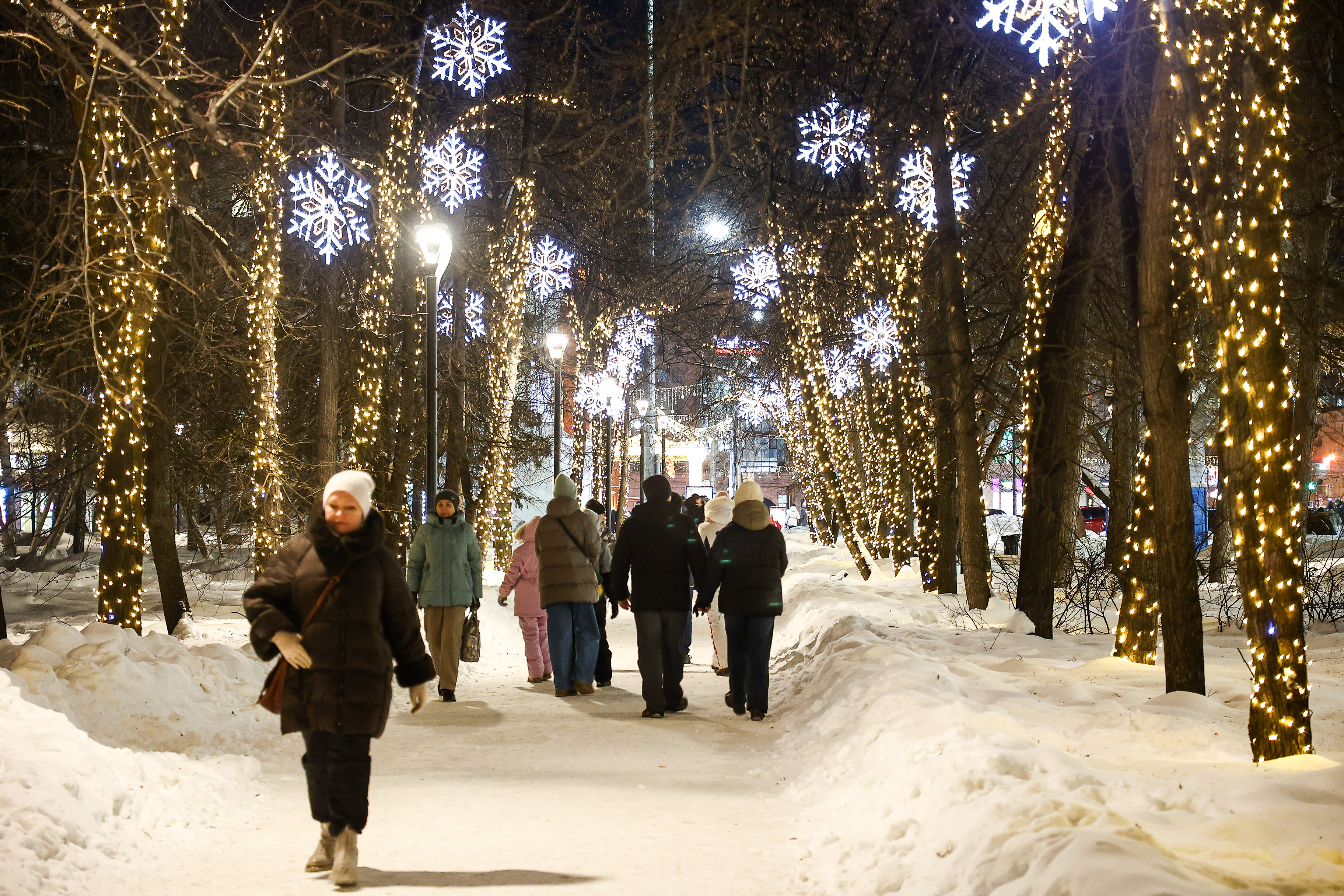 К 23 февраля Первомайский и Театральный скверы освободят от украшений