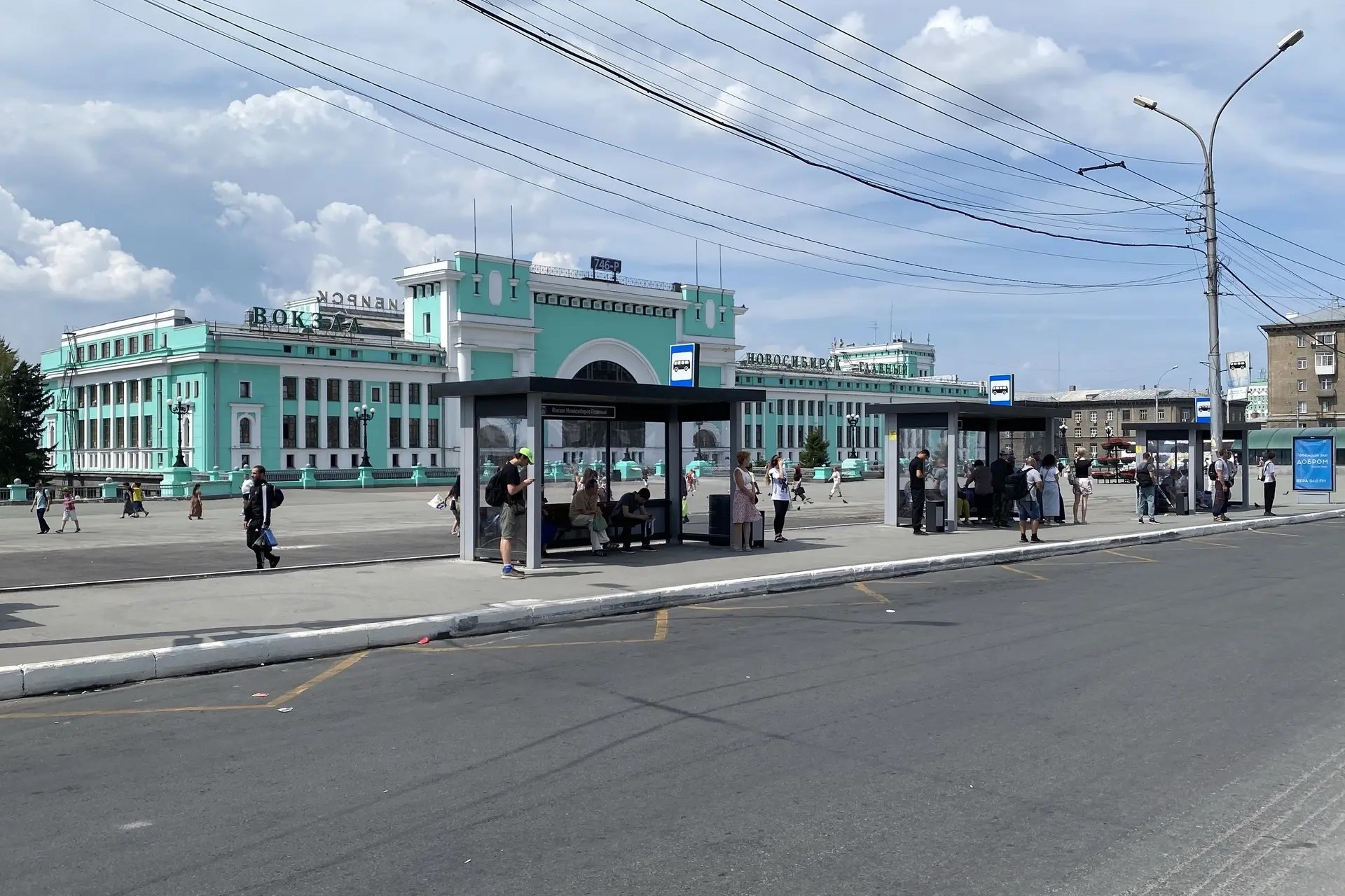 Остановочные павильоны заменили на площади у вокзала Новосибирск-Главный