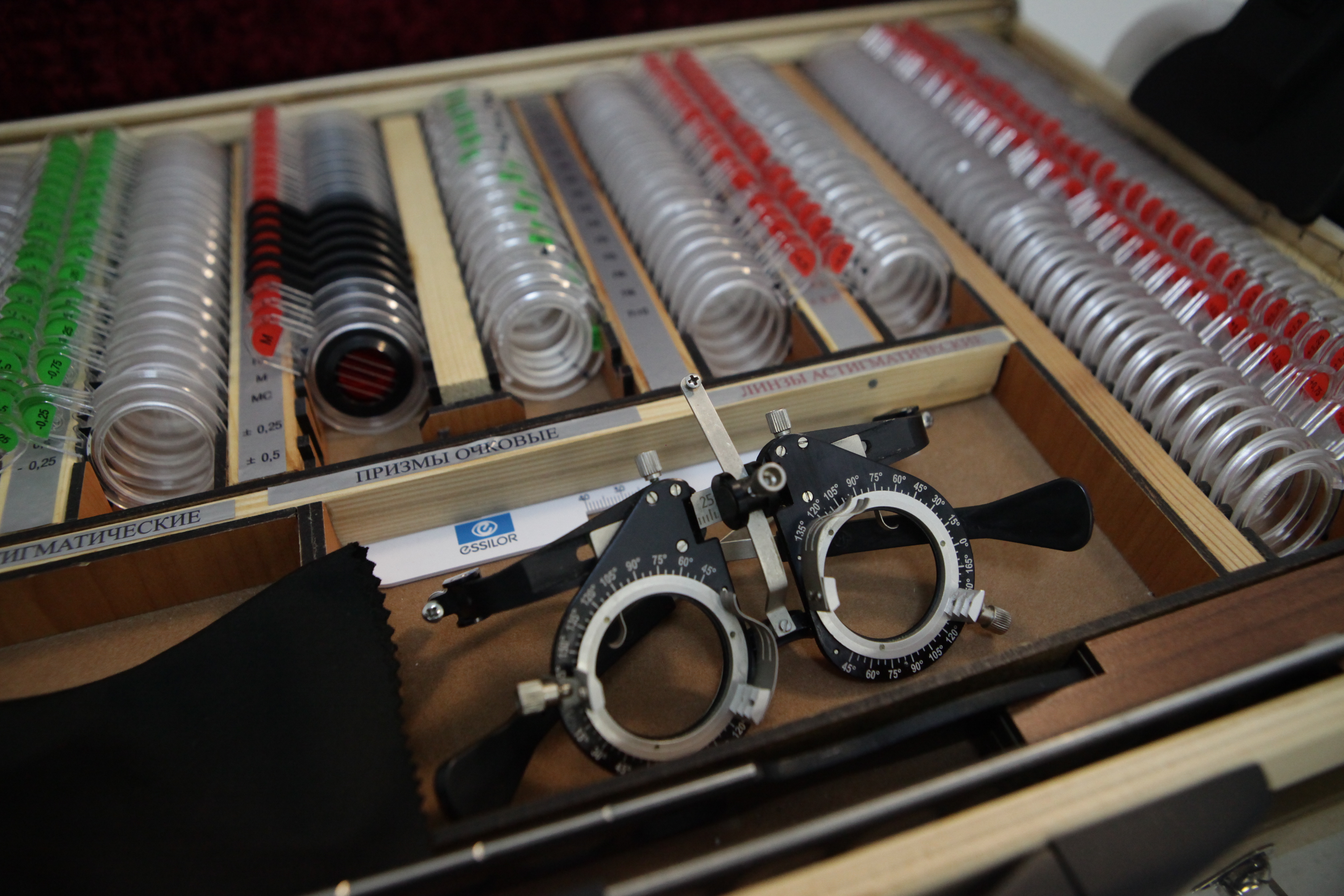 Новосибирский офтальмолог предупредила об опасности «мушек» в глазах