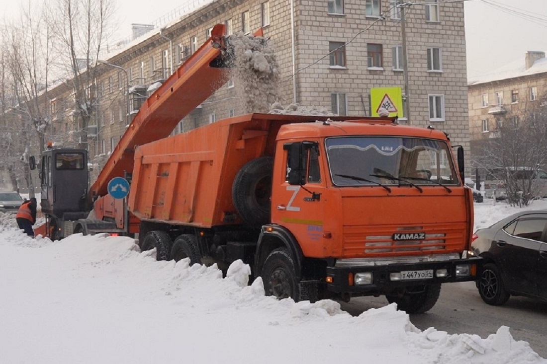 «Тёщины руки» борются с метровыми сугробами на Римского-Корсакова