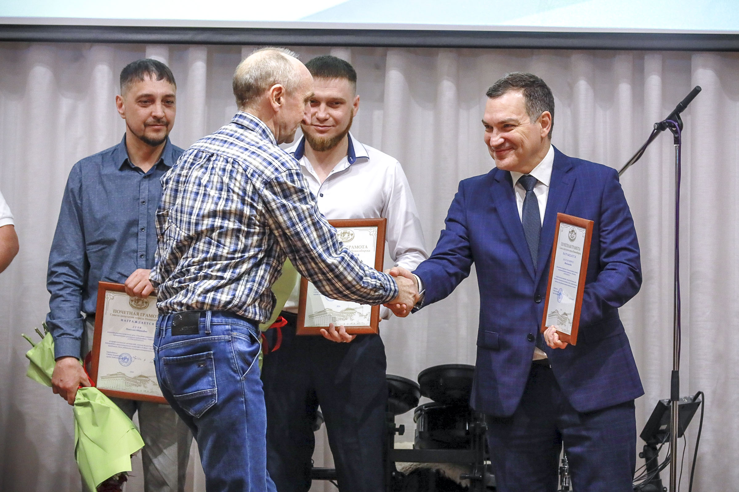 Мэр Кудрявцев наградил сотрудников новосибирского Горводоканала