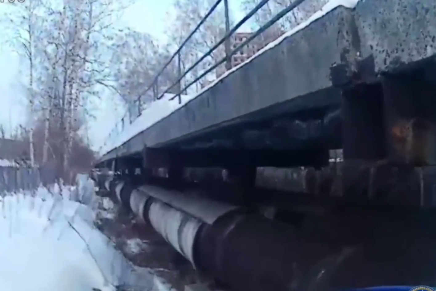 Из-под трубы на улице Объединения вызволили мальчика с вывихом ноги