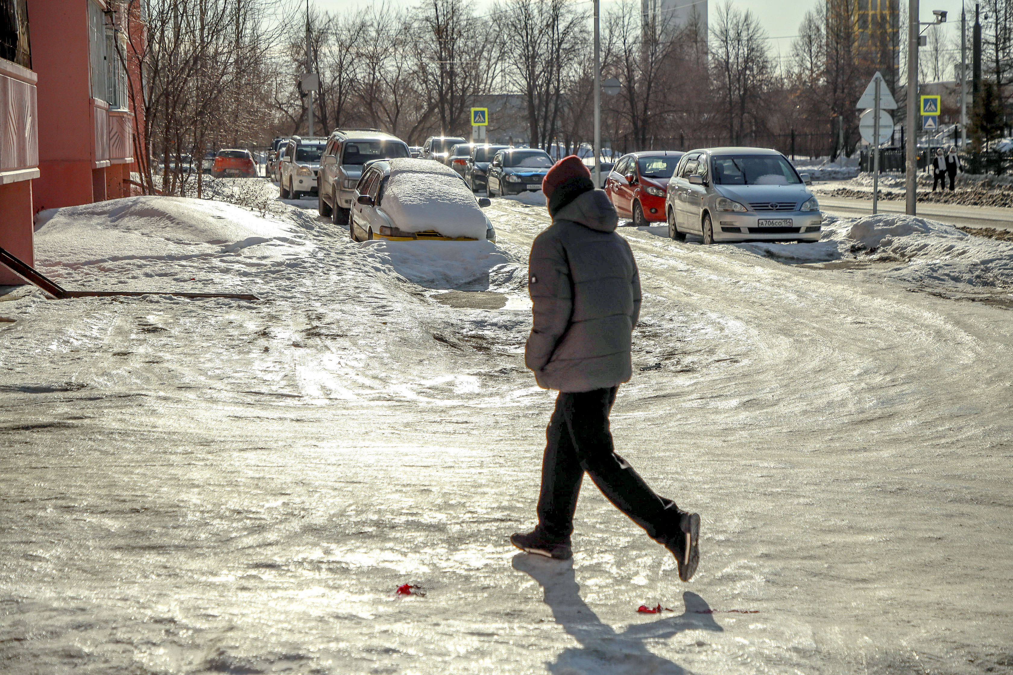 Как не упасть в гололедицу: главные правила от спасателей Новосибирска