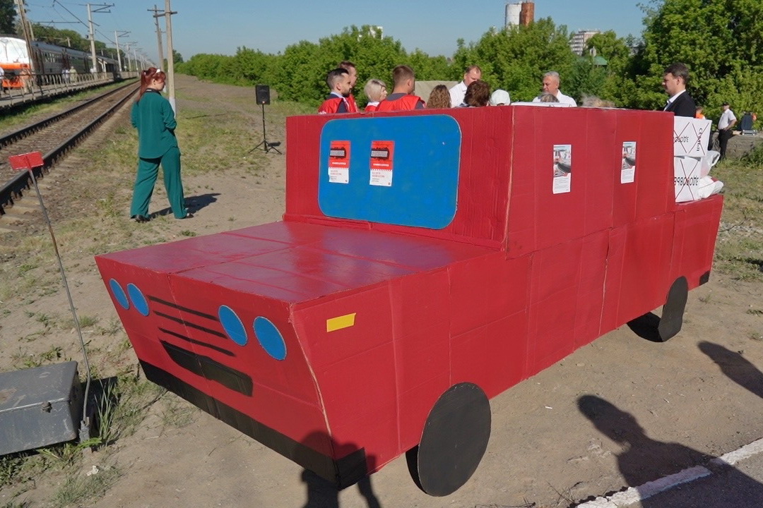 Тепловоз смял картонный автомобиль в День переездов в Новосибирске