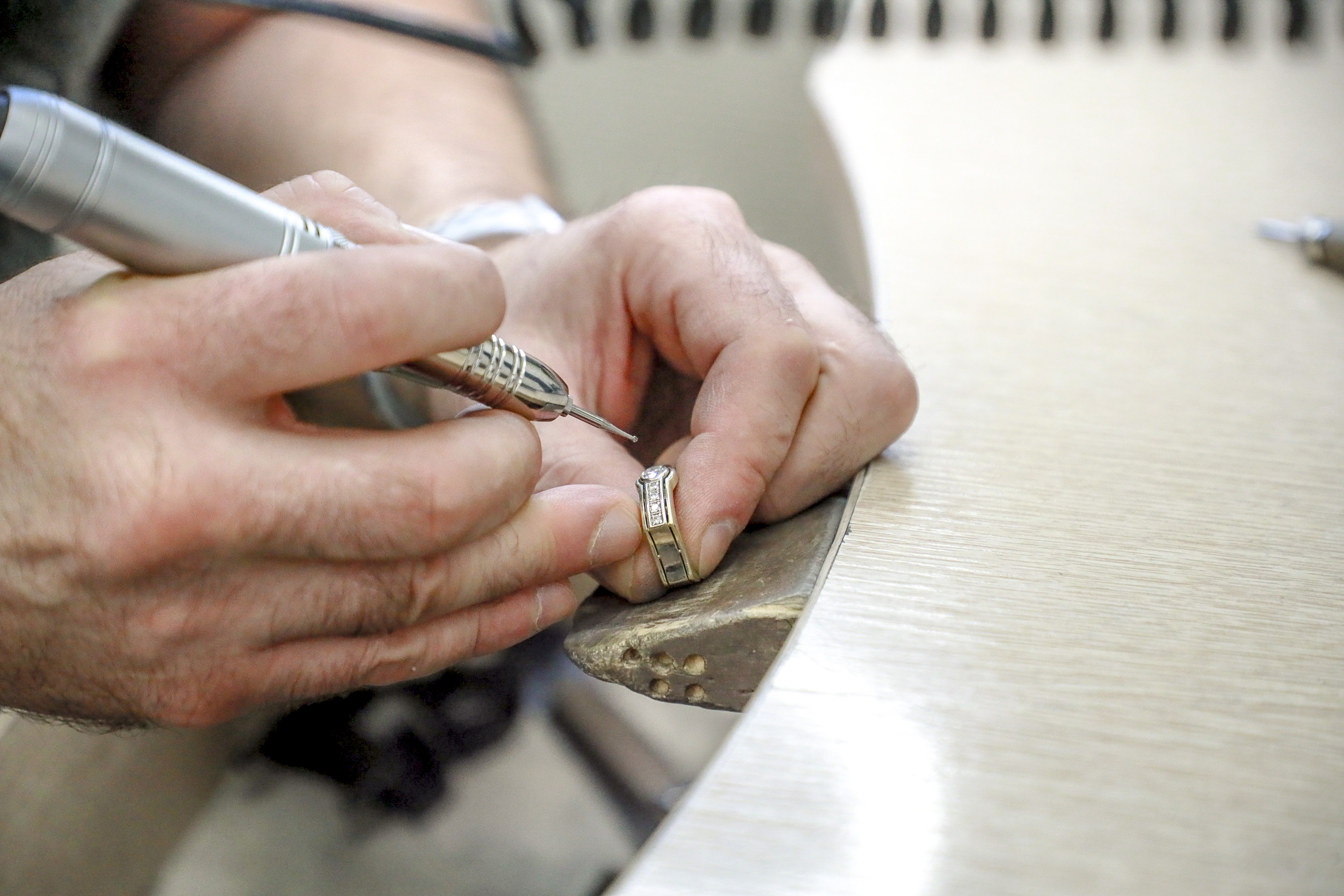 Почему опухает палец под кольцом — рассказали спасатели из Новосибирска