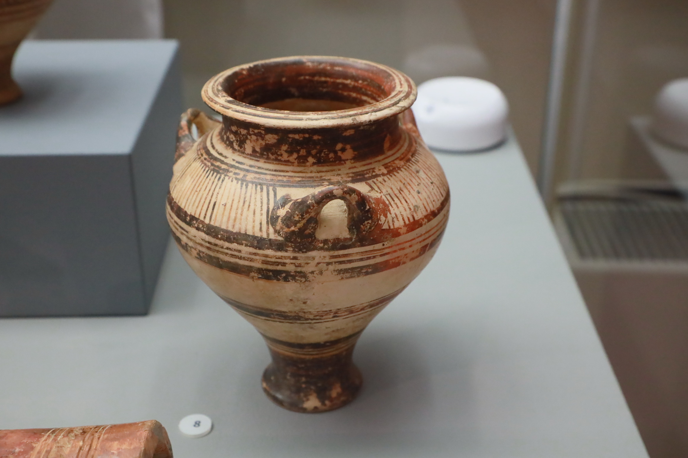 Амфоры и 2500-летний рельеф из Древней Греции привезли в Новосибирск