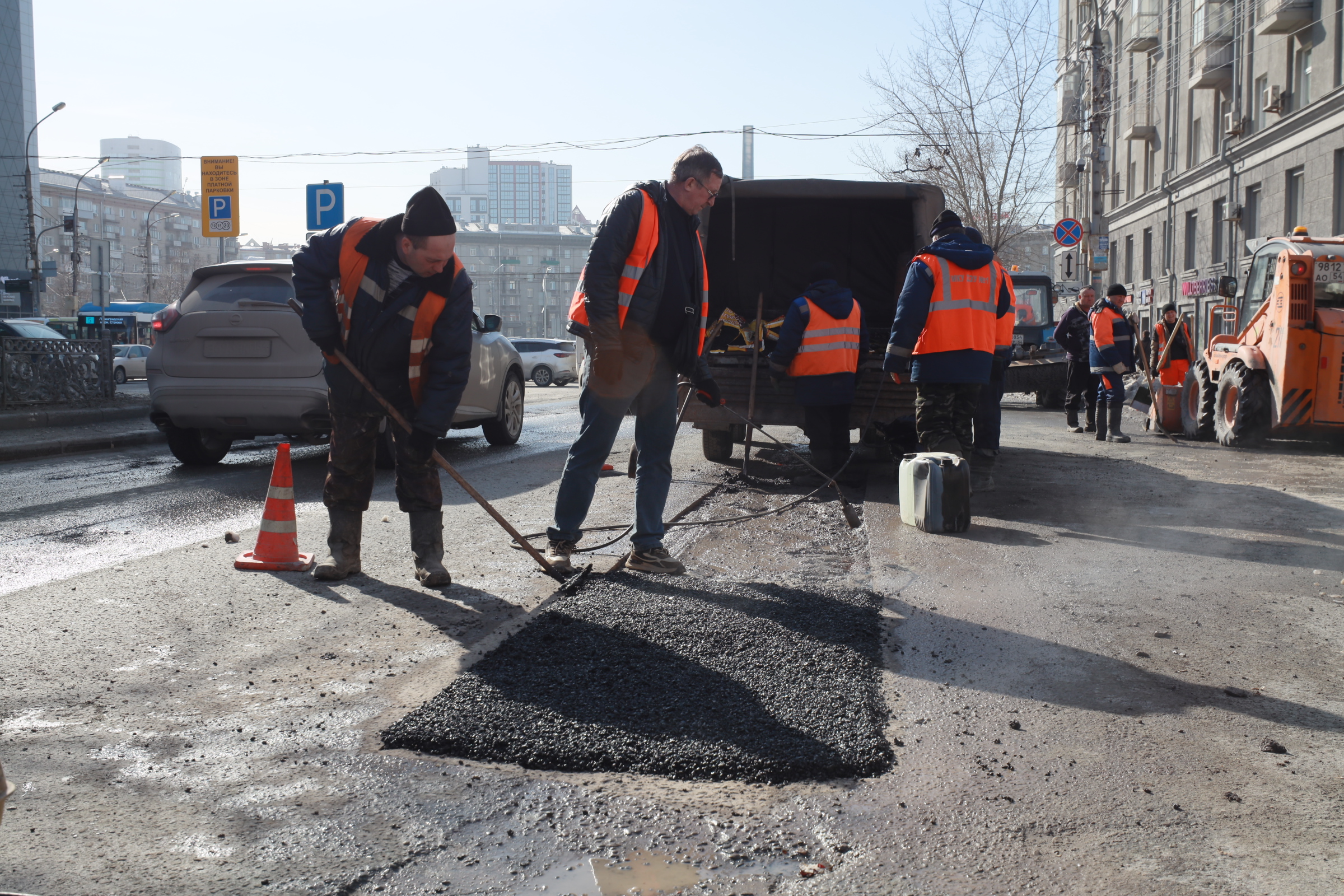 Холодным асфальтом заделывают ямы на Красном проспекте в Новосибирске