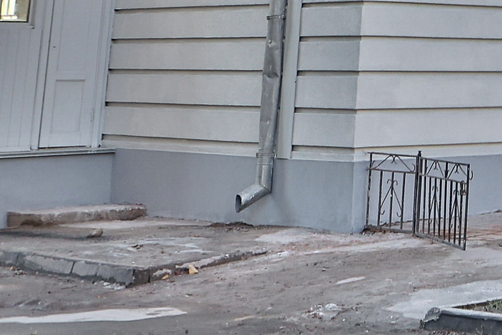 В Новосибирске мальчик погиб при ударе током от водосточной трубы (18+)