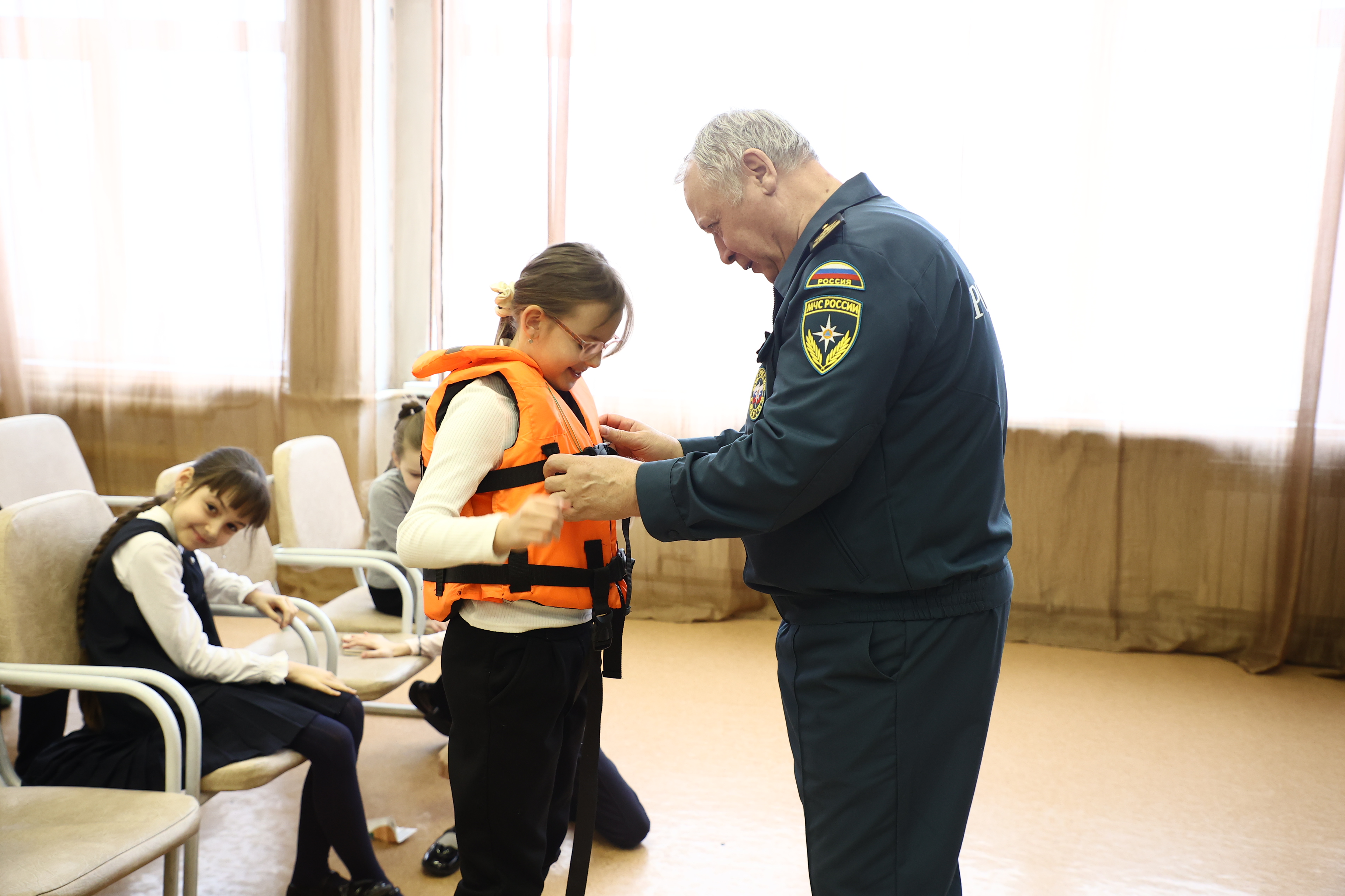 МЧС провело мастер-класс по спасению утопающих в новосибирской школе