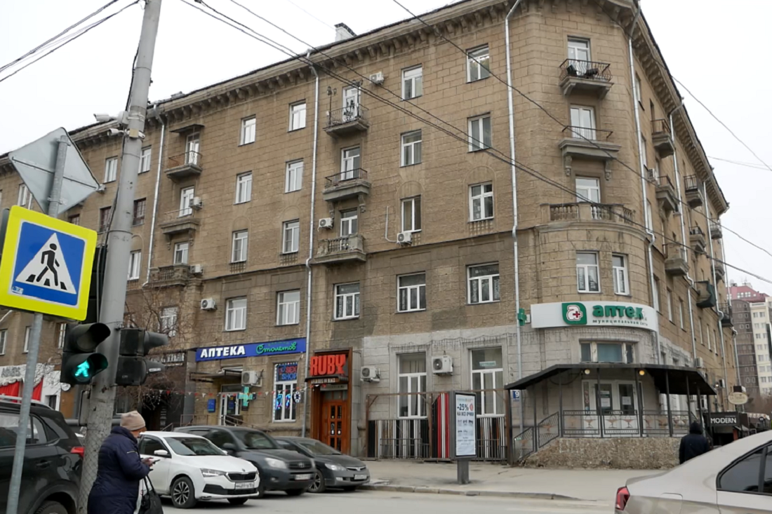 Дом с уникальной лепниной реконструируют на улице Ленина в Новосибирске