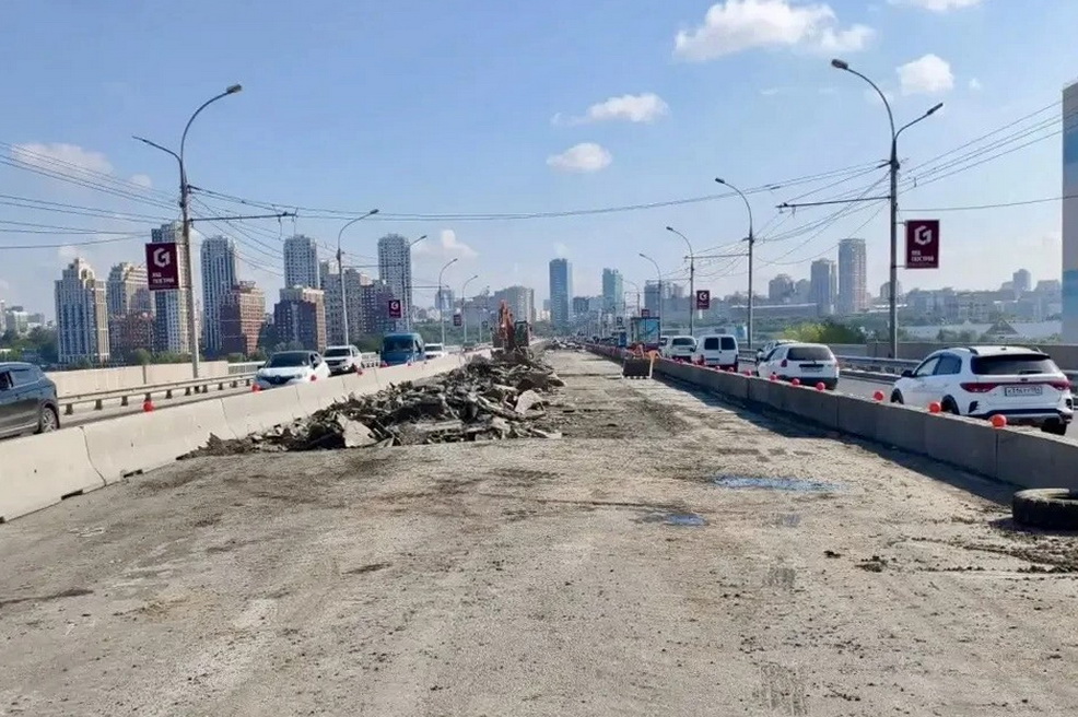 Снимать асфальт начали на середине Димитровского моста в Новосибирске
