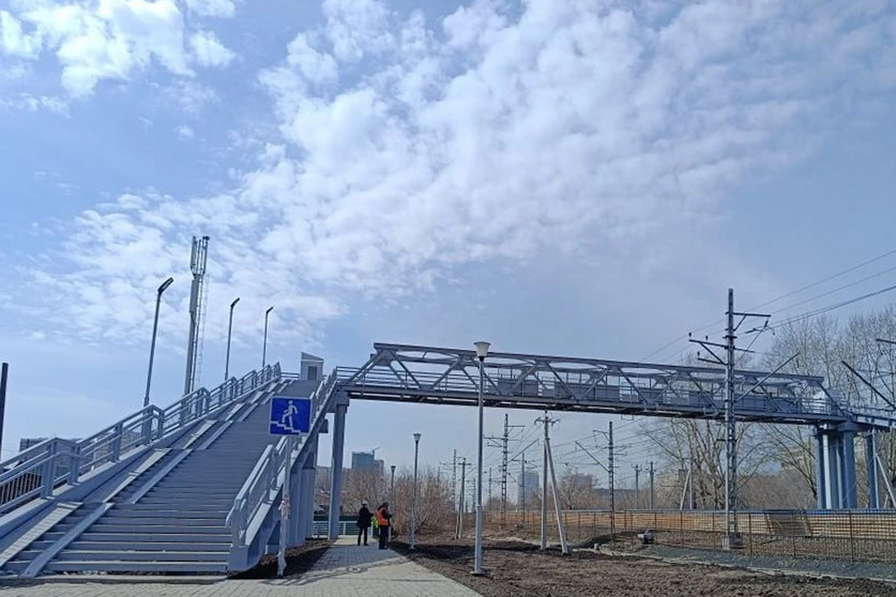 Пешеходный мост через Транссиб обработали антискользящим покрытием