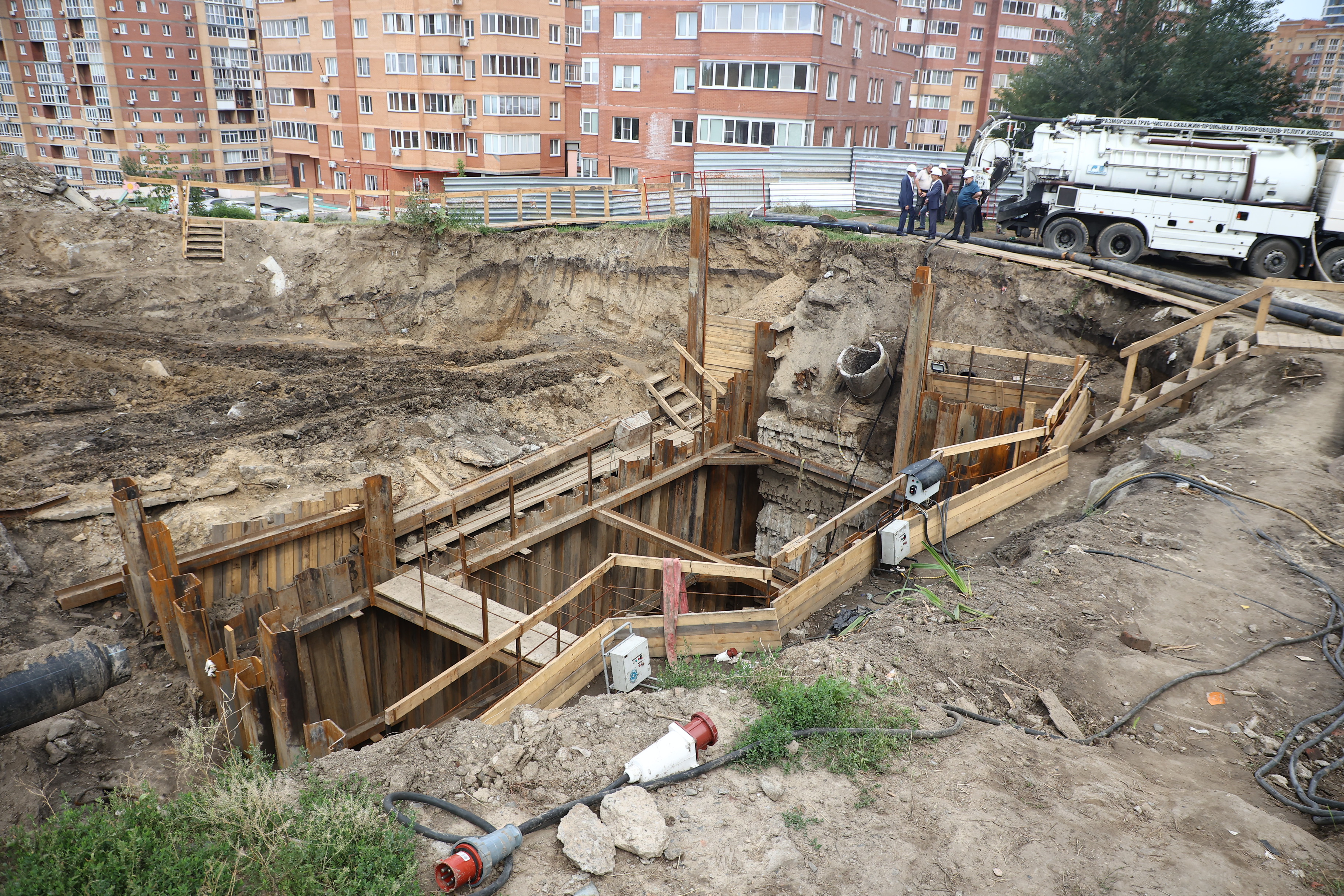 Аварийный коллектор на Горском чистят на глубине 90 метров по пояс в воде