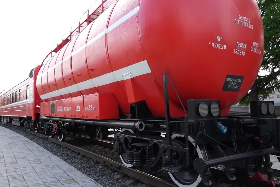 103 тонны воды вылил в огонь пожарный поезд под Новосибирском