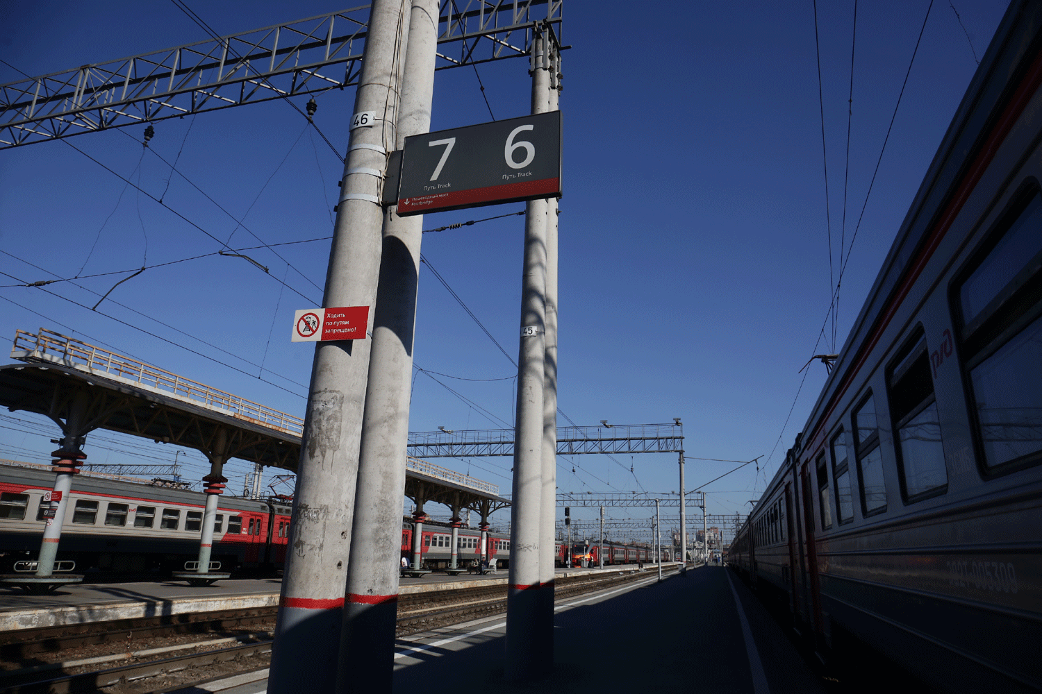 Рухнувшая на пути опора задержала поезда в Новосибирской области