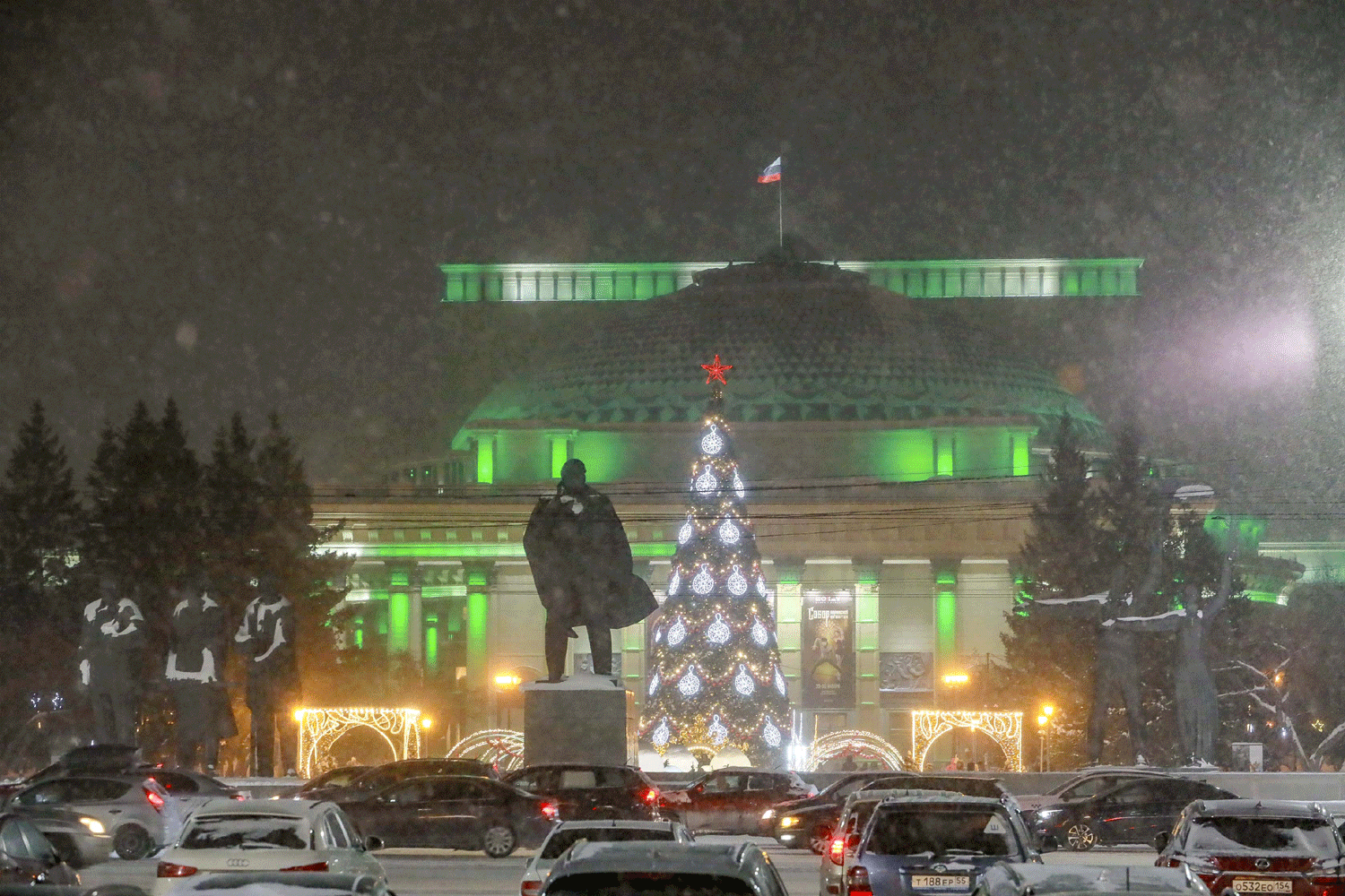 Новый год у главной ёлки Новосибирска встретили 4500 человек