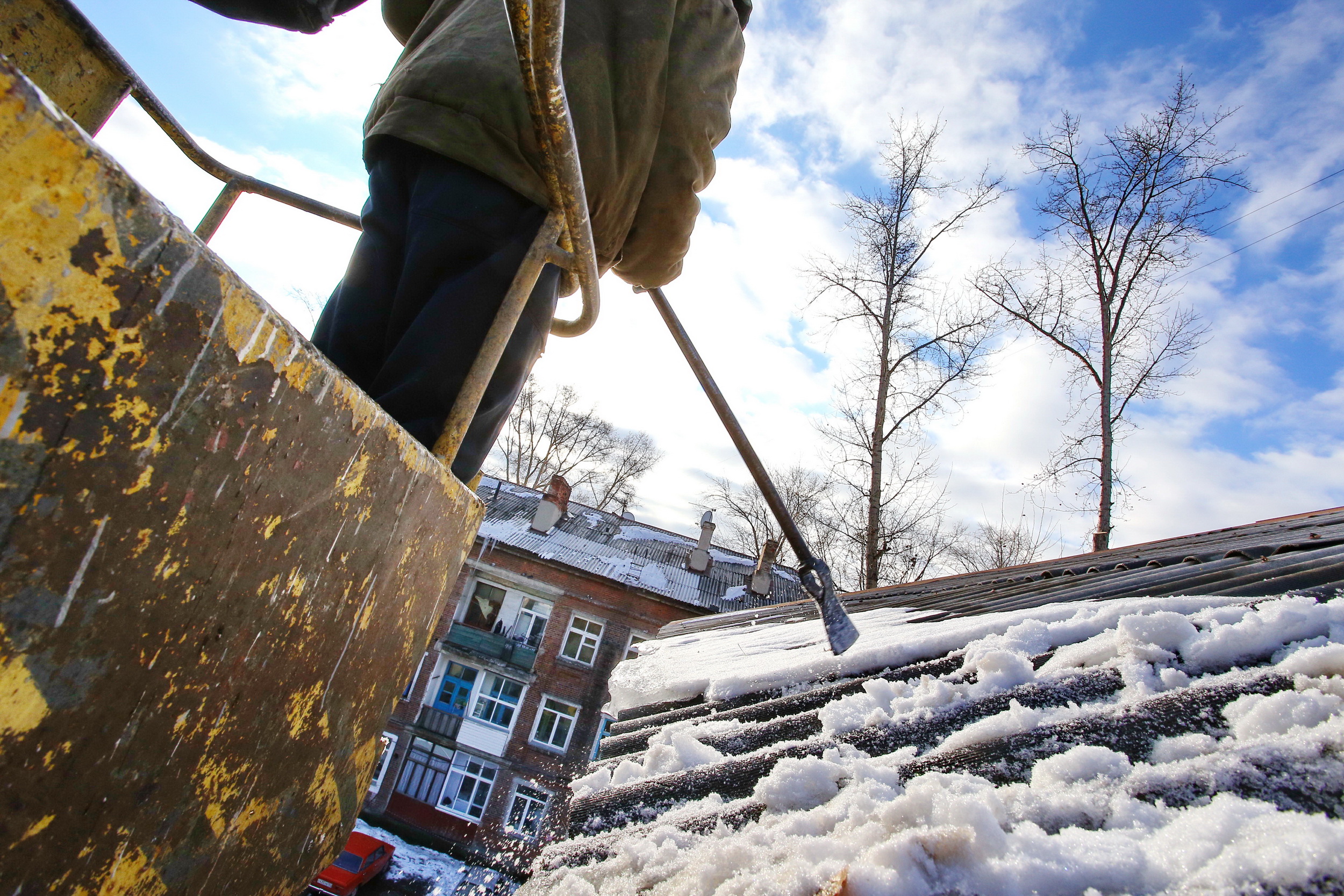Мэр Кудрявцев поручил расчистить крыши школ и детсадов в Новосибирске