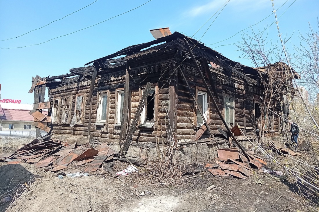 После пожара от 106-летнего дома на Инской остался лишь сруб: фото