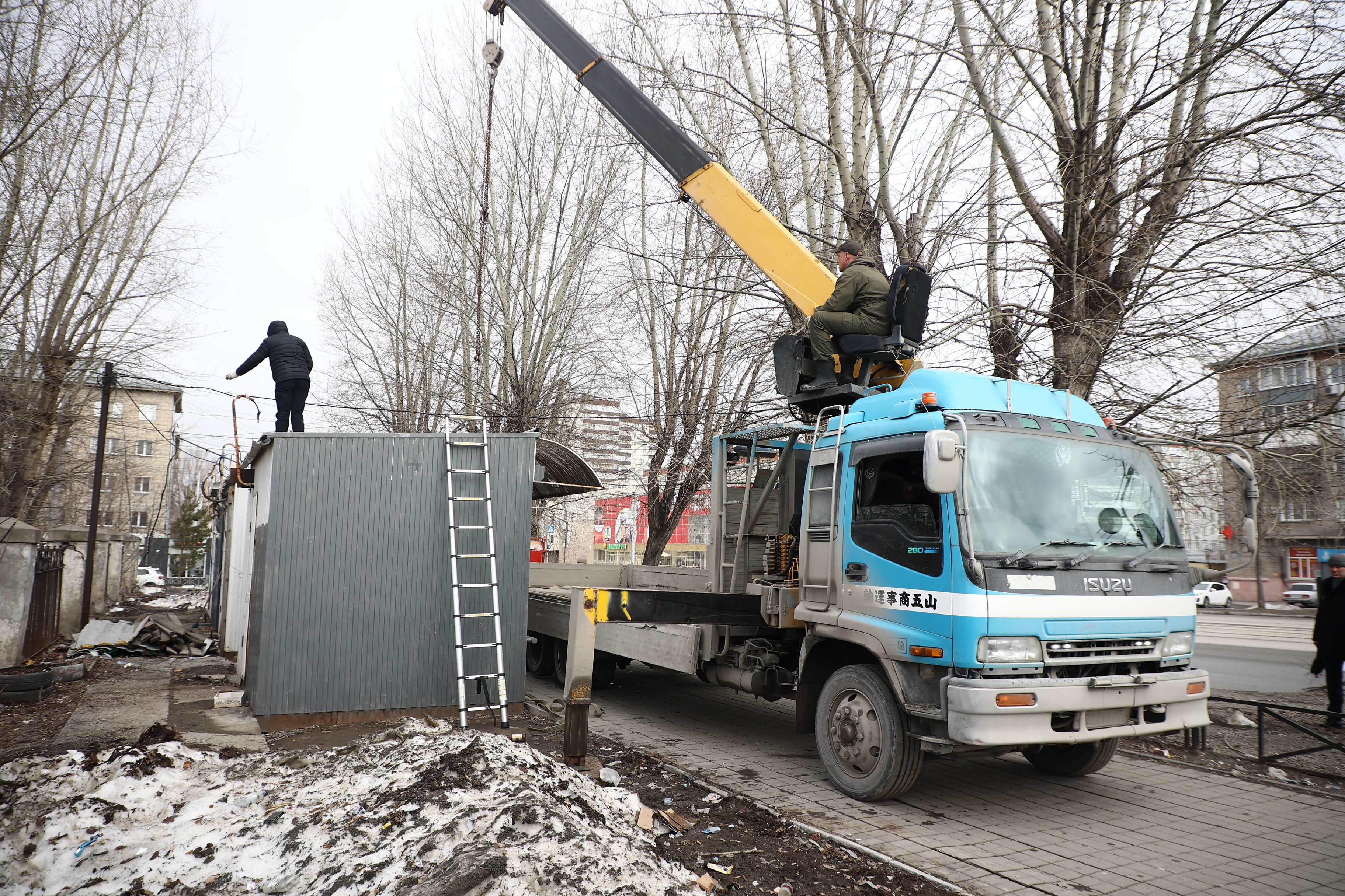 Неказистый пустующий киоск исчез с улицы Трикотажной в Новосибирске