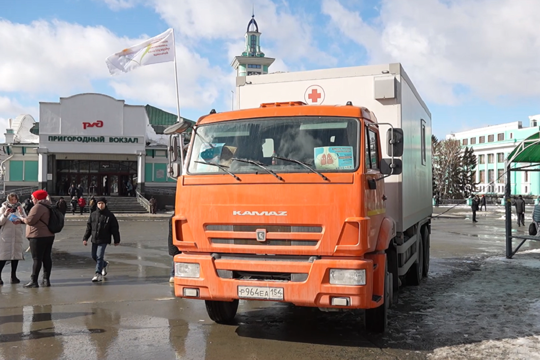 ФЛГ на ходу: врачи заманивали горожан в фургон у вокзала в Новосибирске