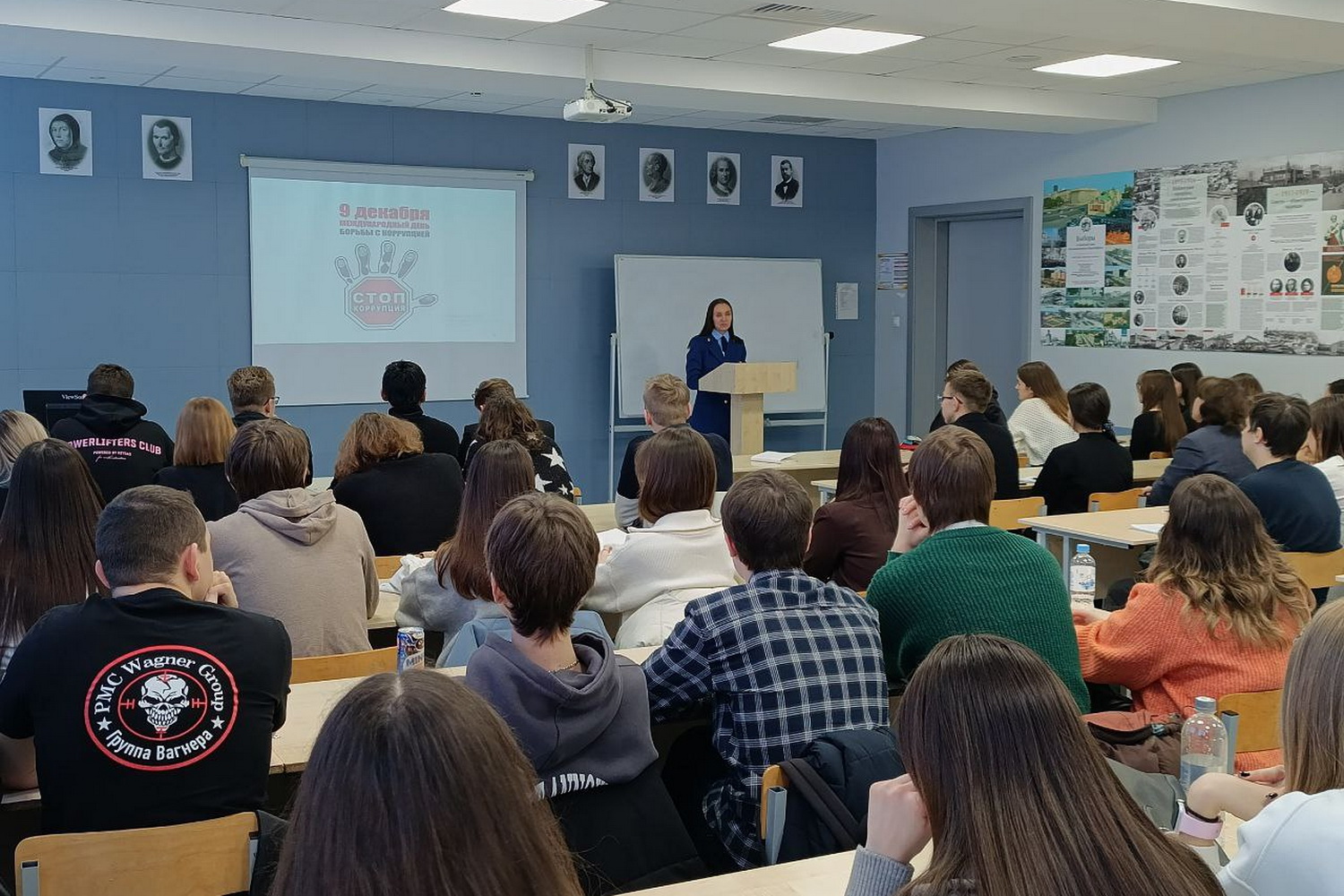 Специалисты мэрии обсудили борьбу с коррупцией со студентами НГУЭУ