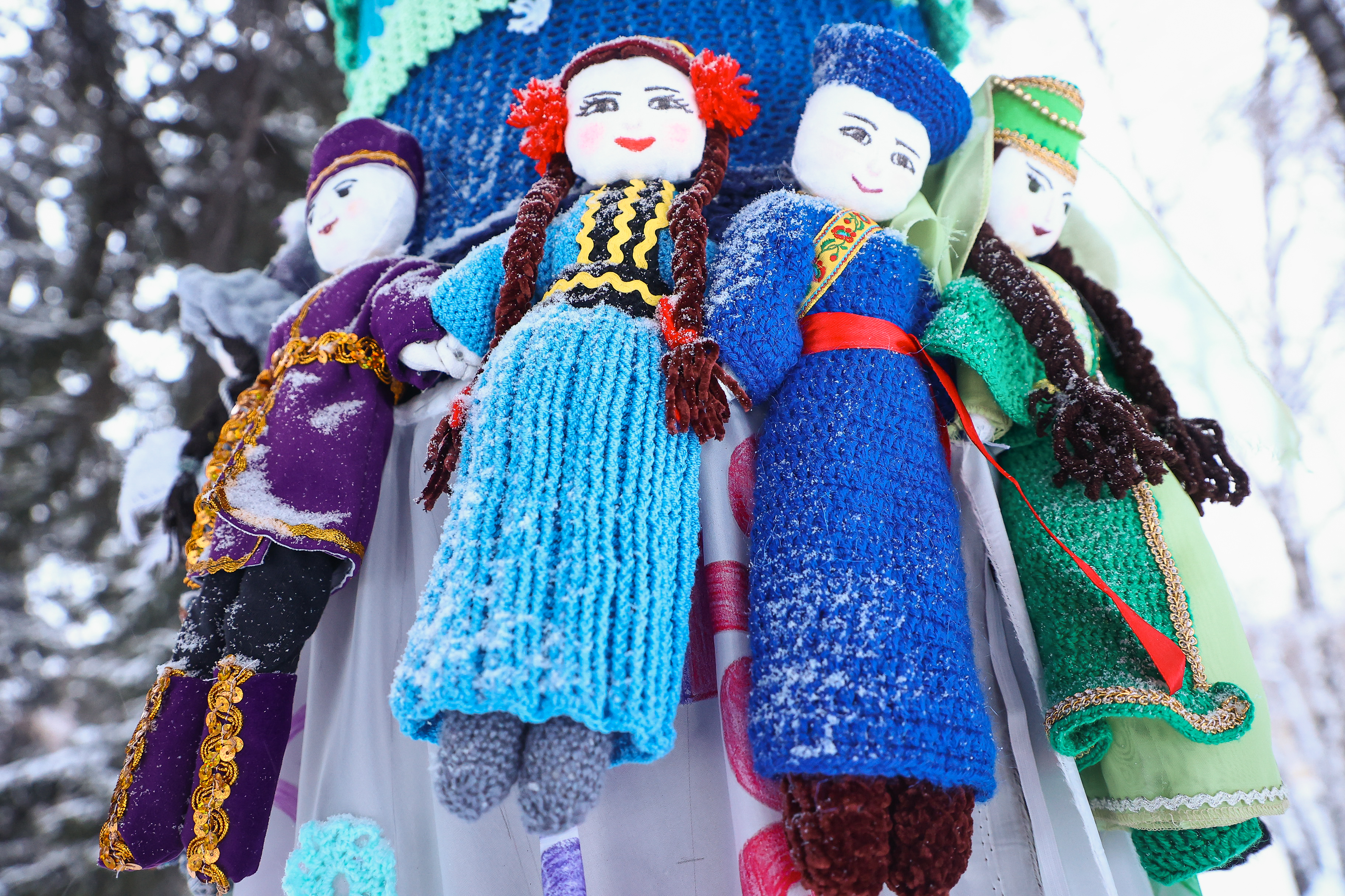 Вязаный стрит-арт в Новосибирске: ели на Богдашке укутали в уютные обновки