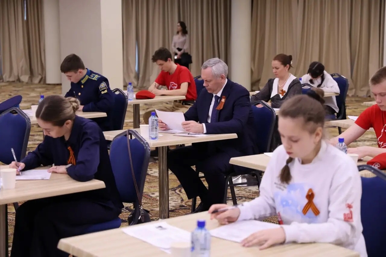 Свои знания на Диктанте Победы проверил губернатор Травников