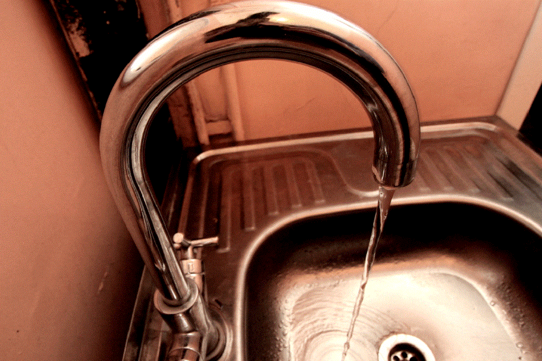 Чем опасны вода из крана и голые щиколотки — ответ новосибирского уролога