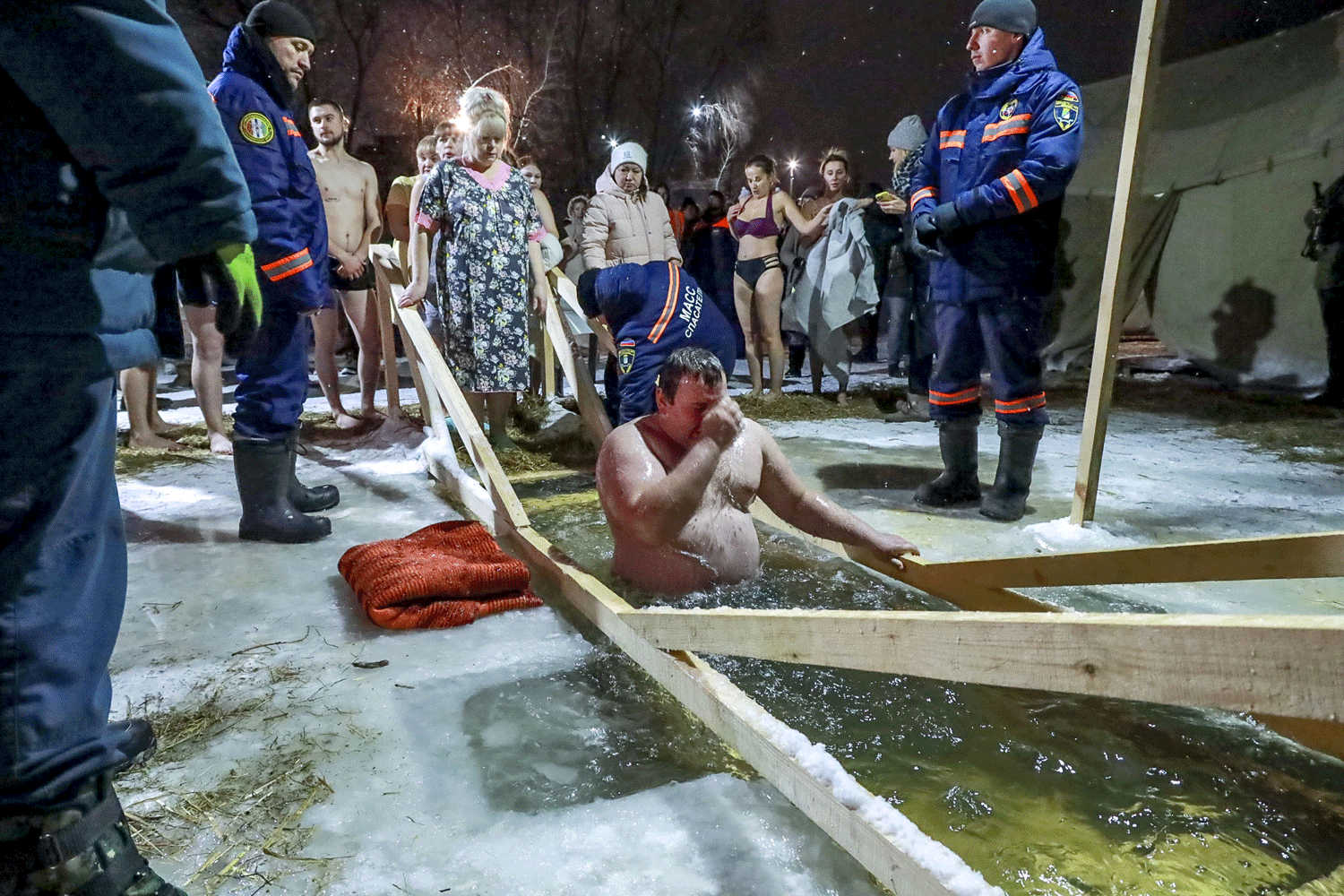 Минздрав предупредил беременных сибирячек о рисках крещенский купаний