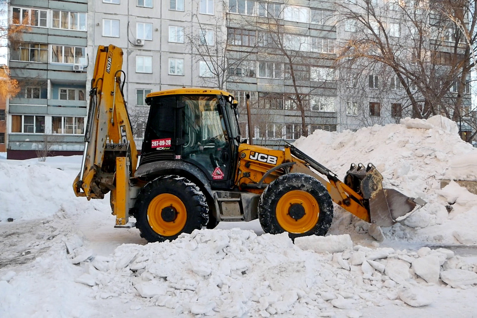 Тротуары и дворы Дзержинки перед оттепелью расчищают до асфальта