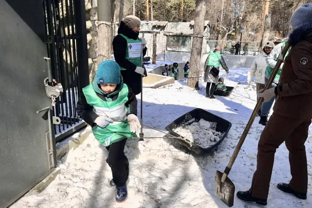 106 волонтёров вышли на субботник в Новосибирском зоопарке