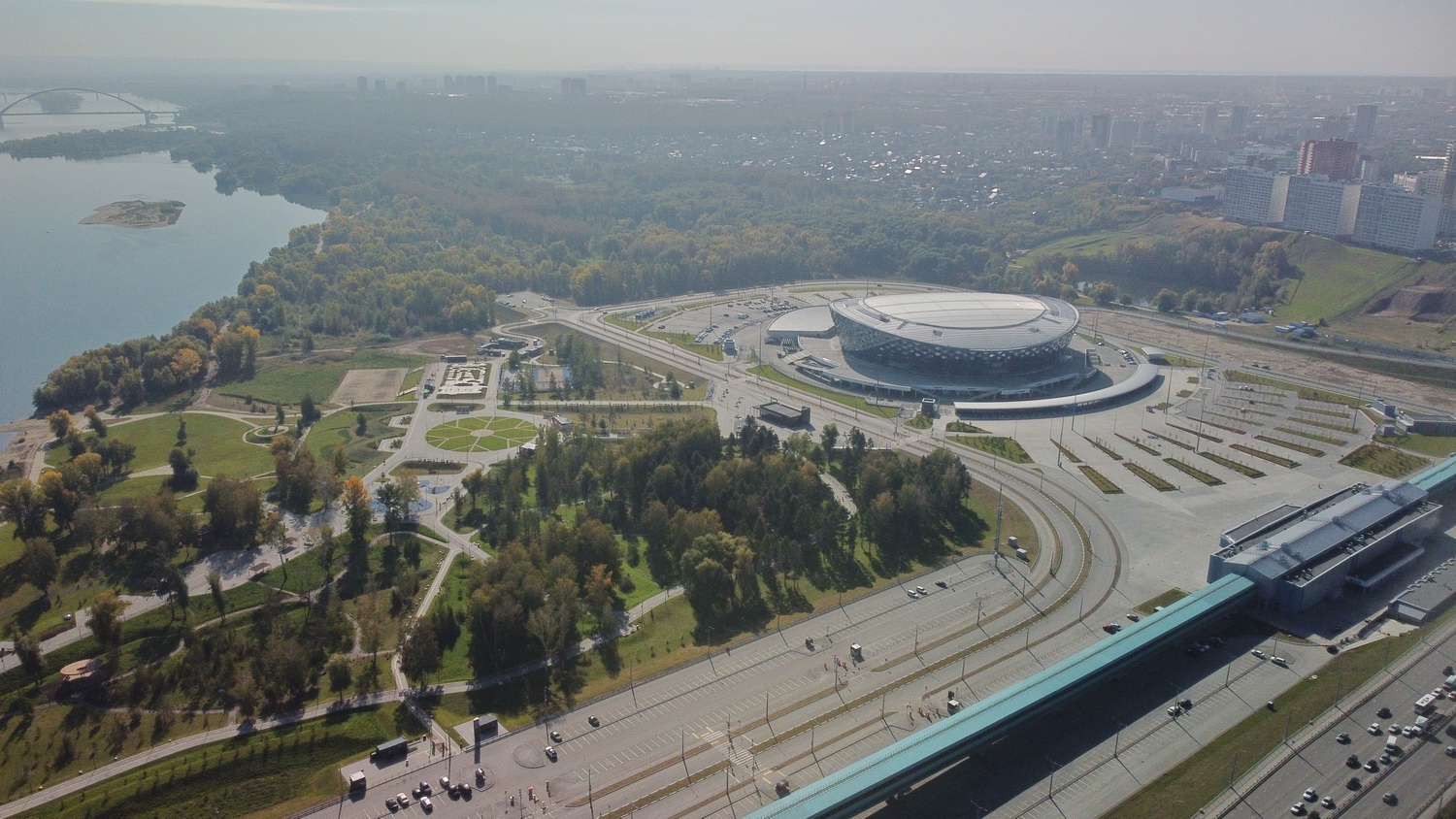 Мэр поздравил жителей Кировского района с его 95-летием