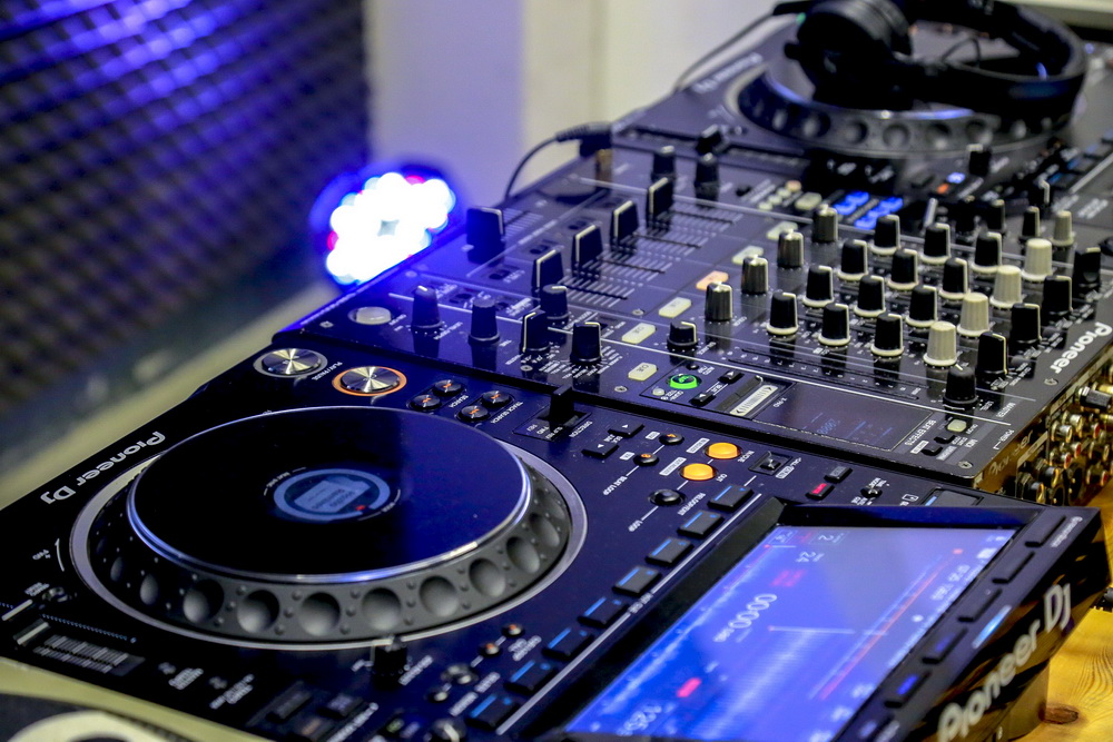 Афиша выходных: мыльные пузыри, ночной рейв и китайская живопись гохуа