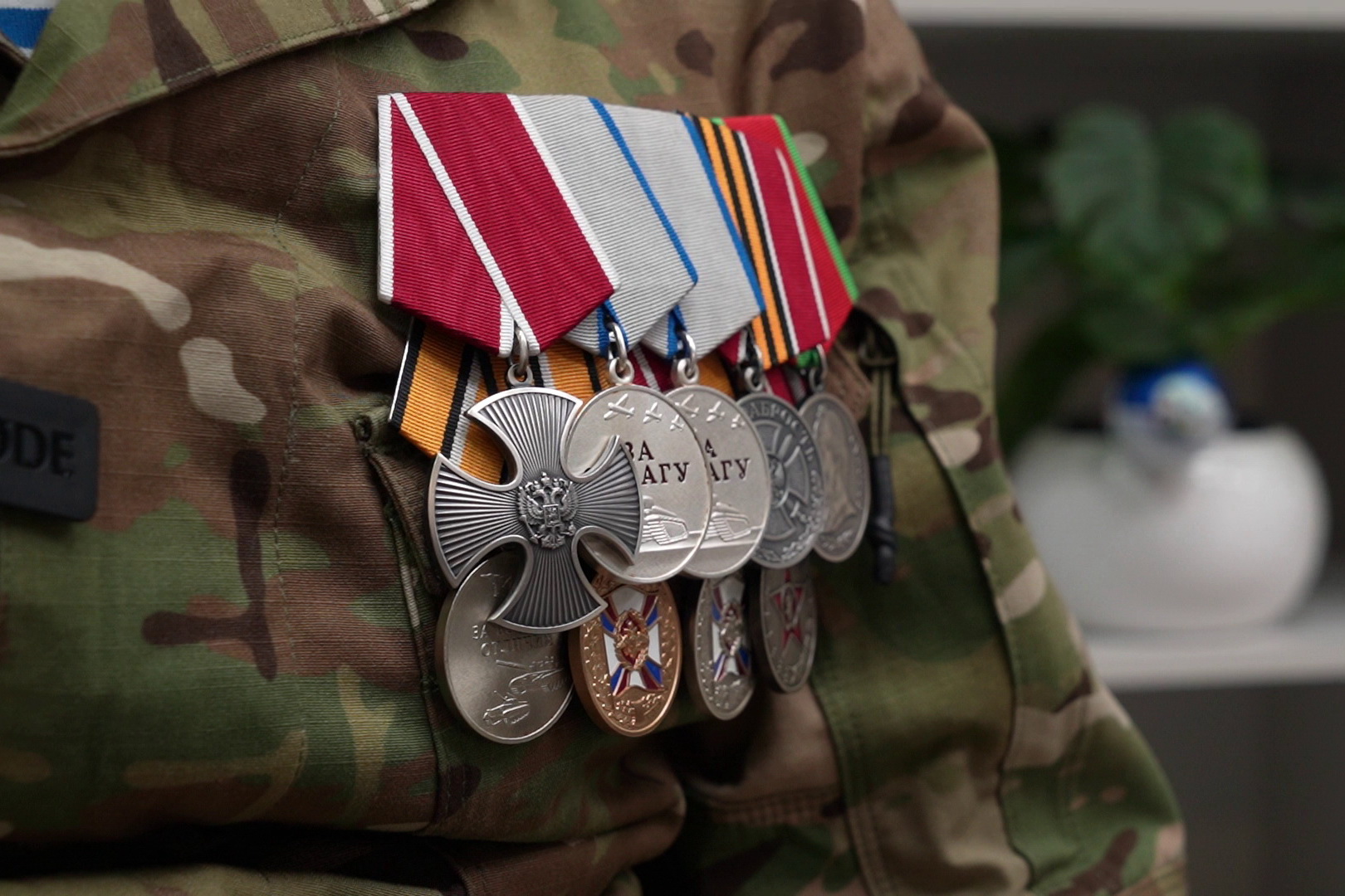 Участник СВО: «Товарищи пять километров несли меня на носилках»