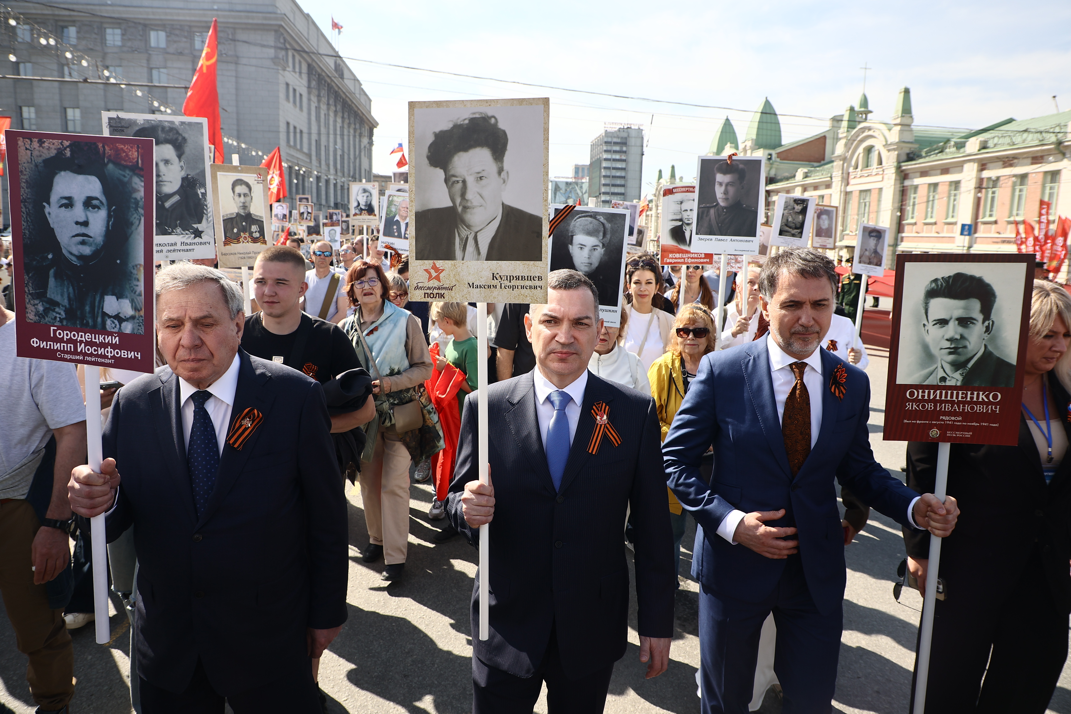 Мэр Кудрявцев пронёс портрет деда по центру Новосибирска