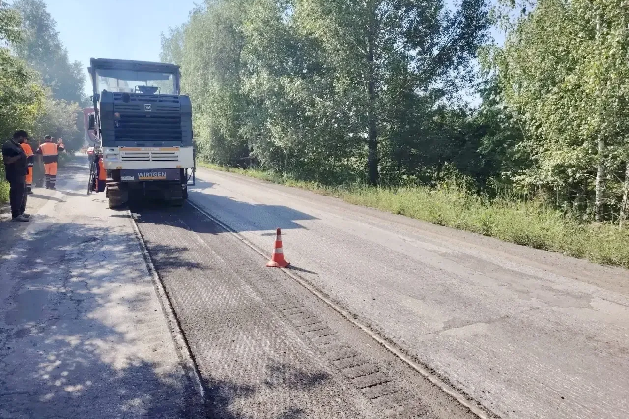 Старый изношенный асфальт сдирают с двух километров дороги в Академгородке