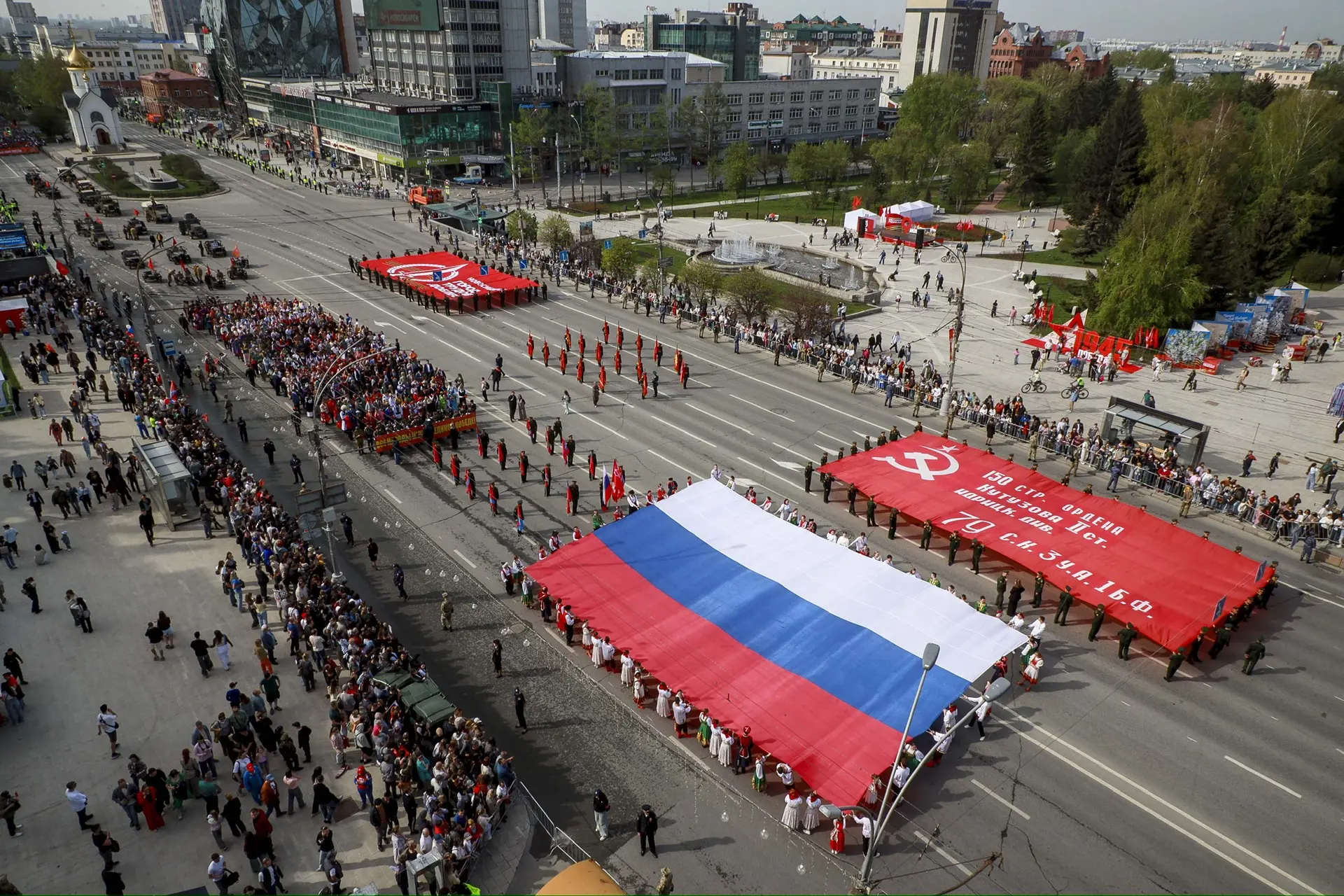 Многонациональная колонна прошла по центру Новосибирска 9 мая