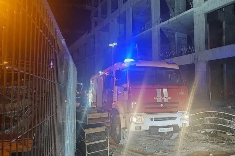 Разгоревшийся от сильного ветра пожар потушили на Большевистской