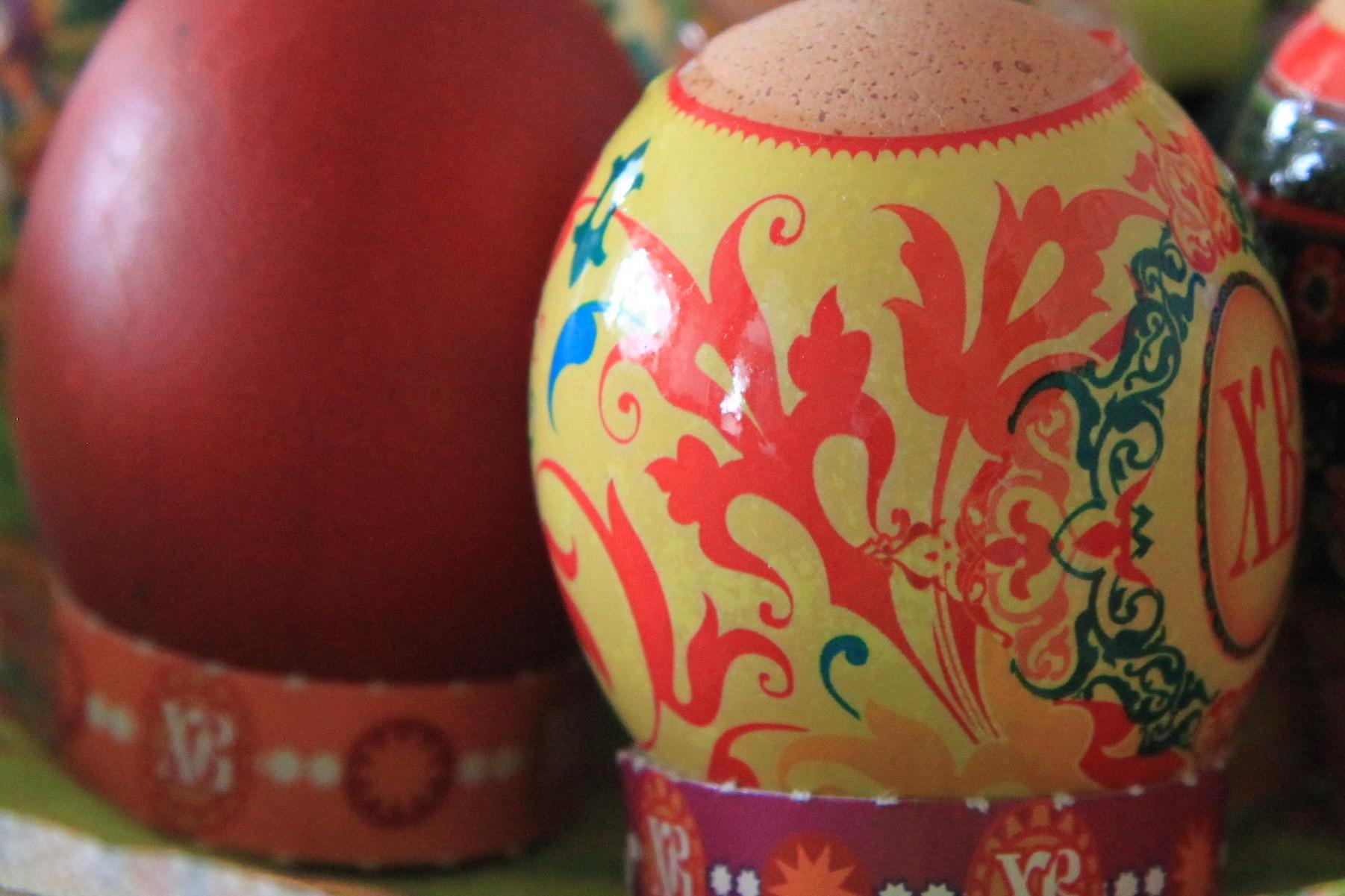 Писанки, крапанки и драпанки: семь способов покрасить яйца на Пасху