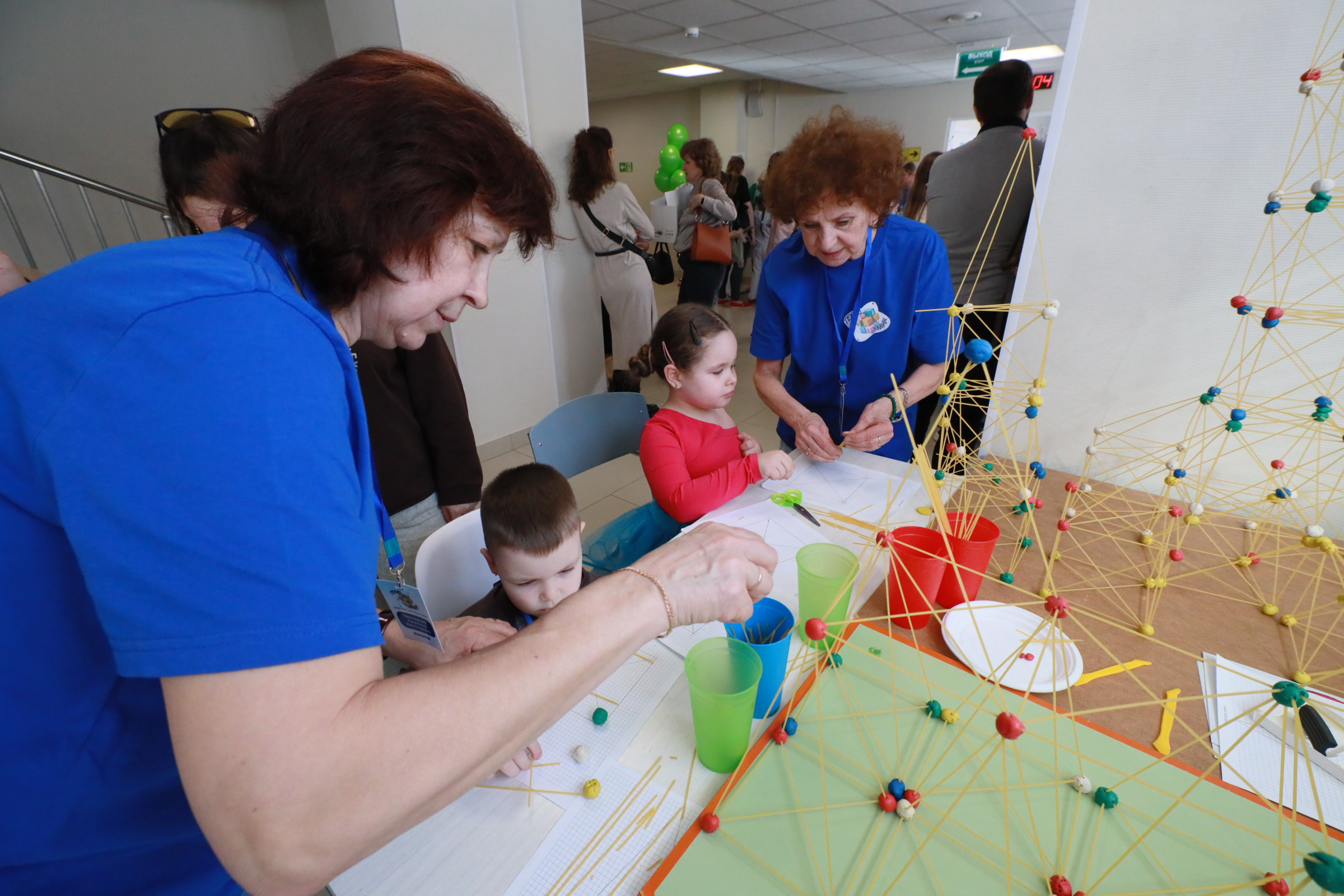 Башни из макарон строят малыши на конкурсе «ТехноУмик» в Новосибирске