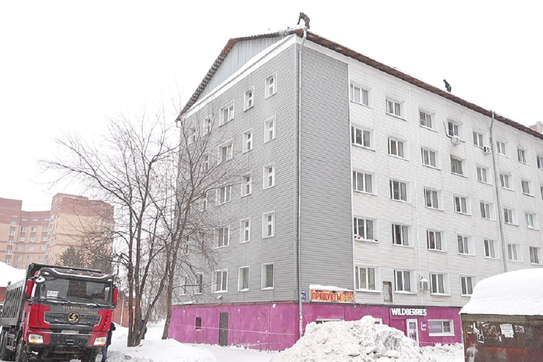 Две кровли осталось очистить от снега в Дзержинском районе