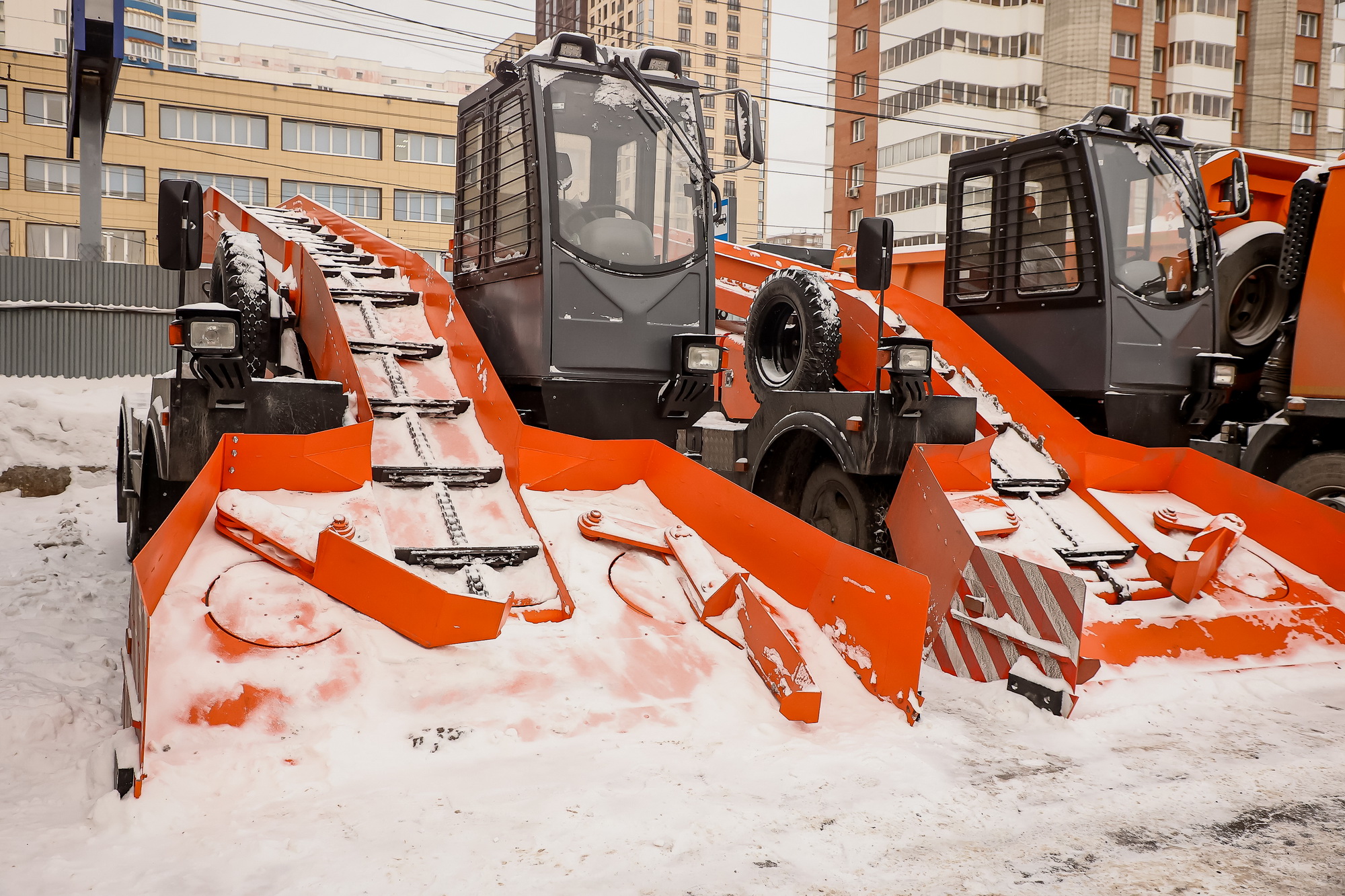 До 460 машин в смену выйдут расчищать дороги Новосибирска в праздники