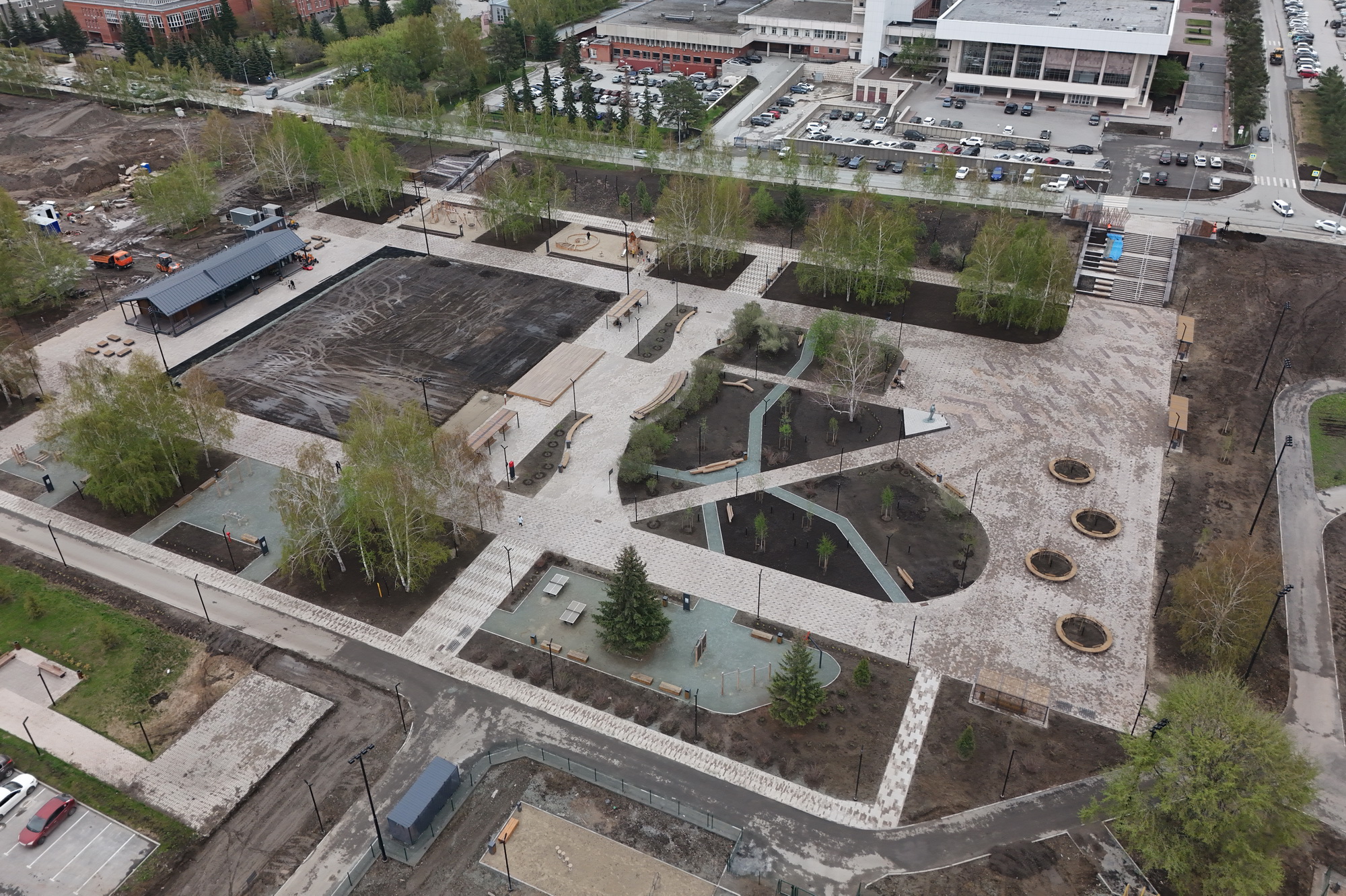 Газоны в новосибирском Бугаков-парке огородят из-за велокурьеров