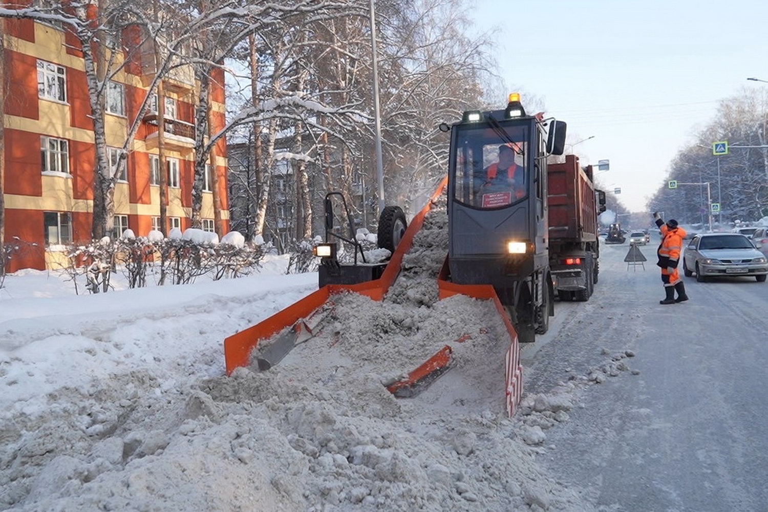 Гребут, грузят, подметают: дорожники бросили вызов снегу в Академгородке